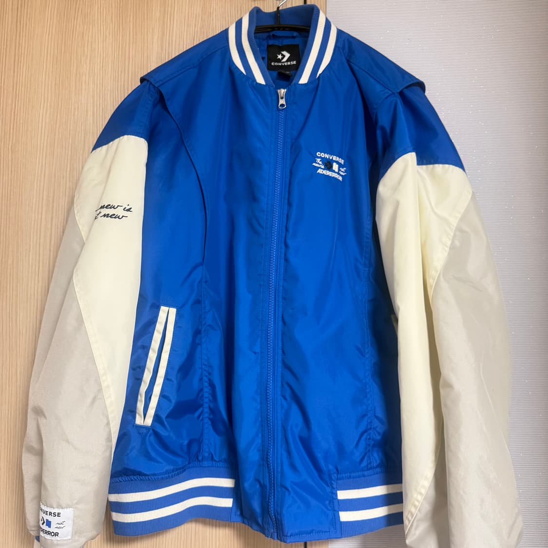 컨버스 x 아더에러 쉐입스 바시티 자켓 코발트 상품이미지1