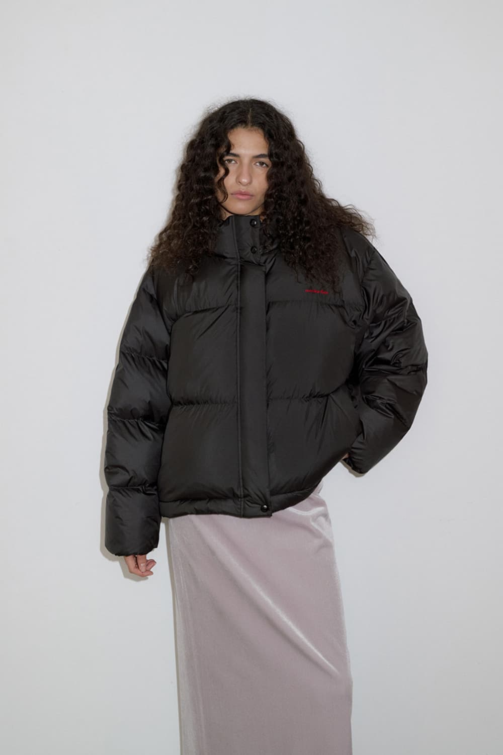 오버듀플레어 글로시 다운 패딩 블랙 상품이미지1