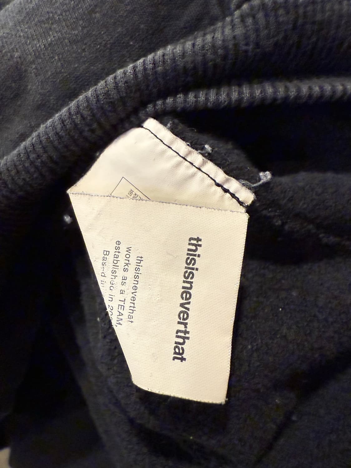 디스이즈네버댓 T 로고 워시드 후드티 블랙 상품이미지3