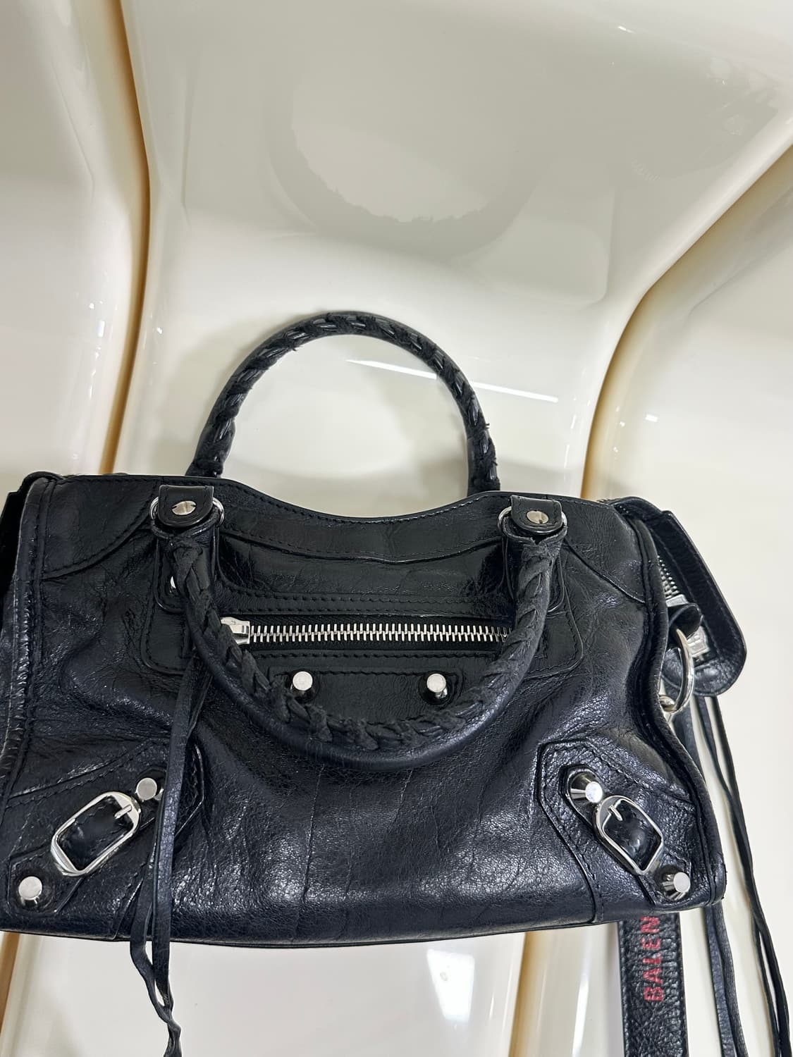 [A 정품] 발렌시아가 로고스트랩 시티 모터백 미니 상품이미지9