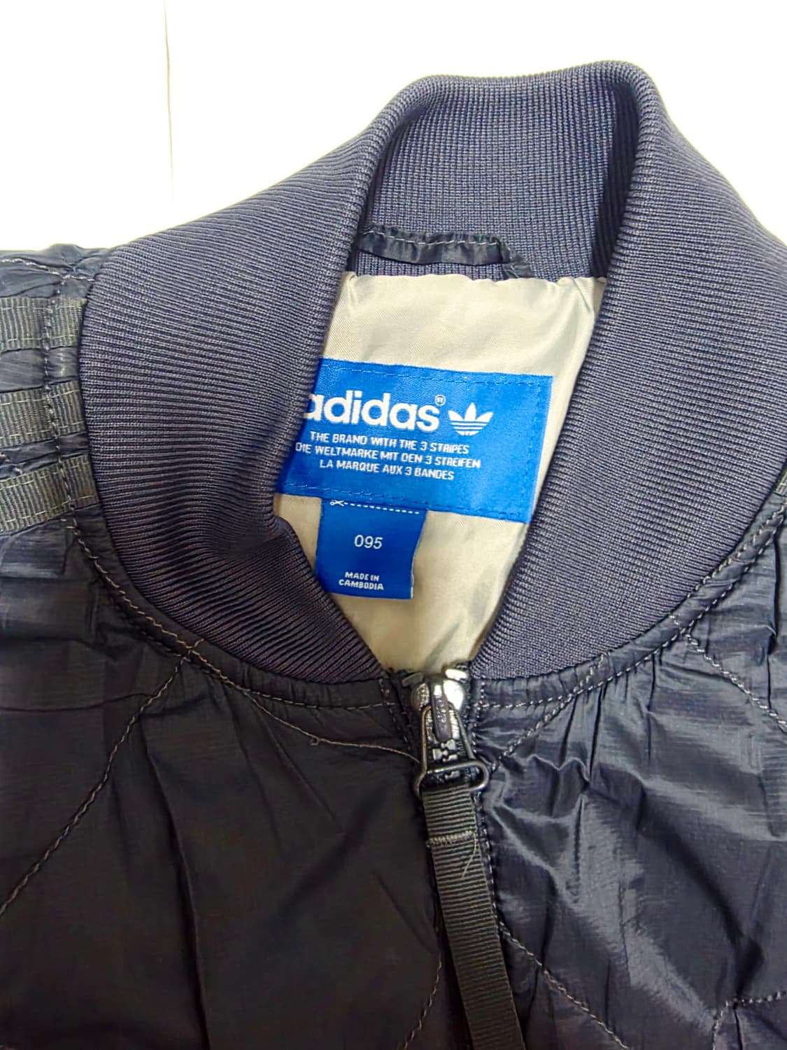 [아디다스] 차콜 다이아몬드 퀼팅 트레포일 삼선 봄버 자켓 95 상품이미지3