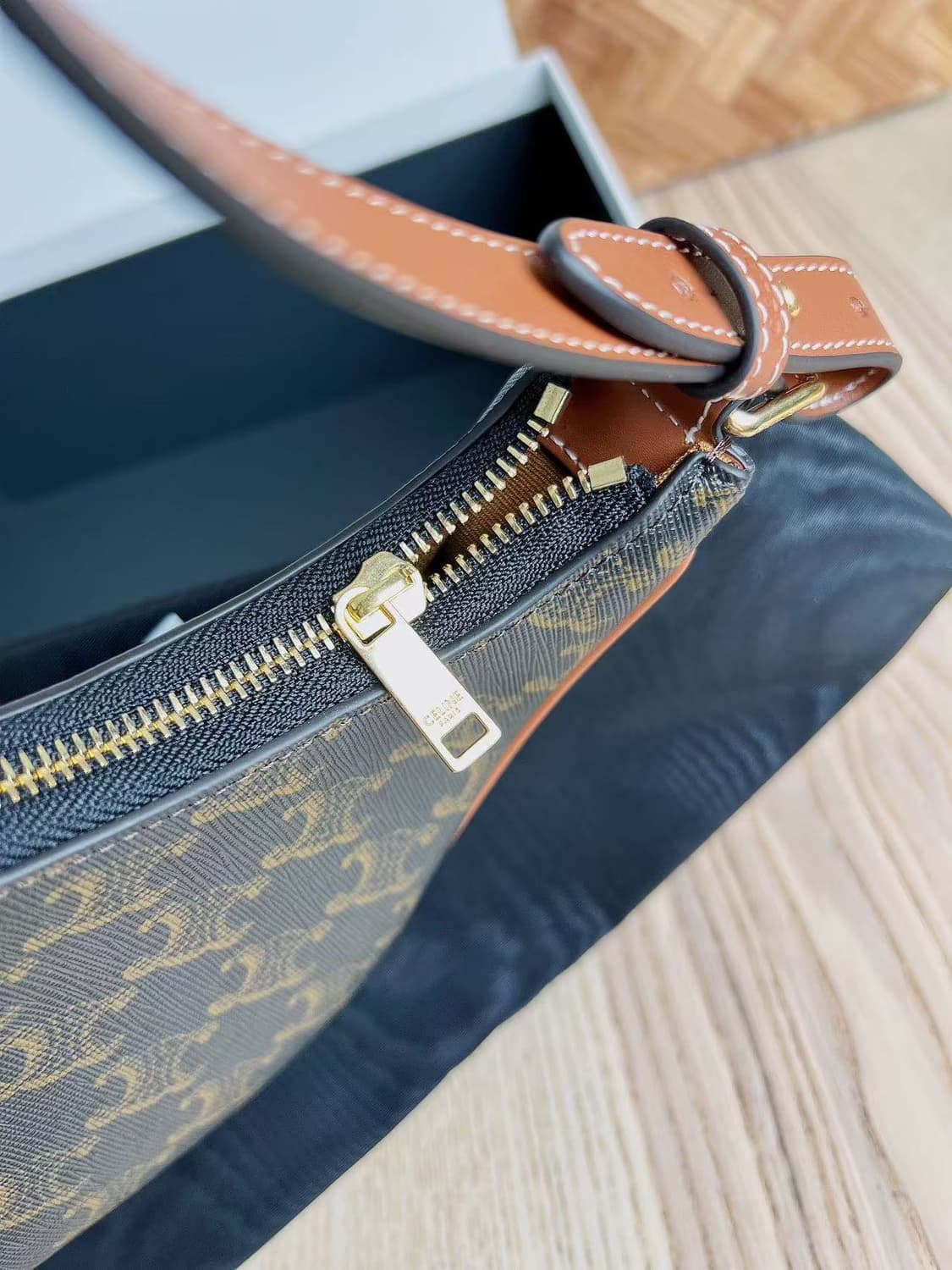 셀린느 트리옹프 캔버스 & 카프스킨 아바백 탄 193952BZJ 상품이미지5