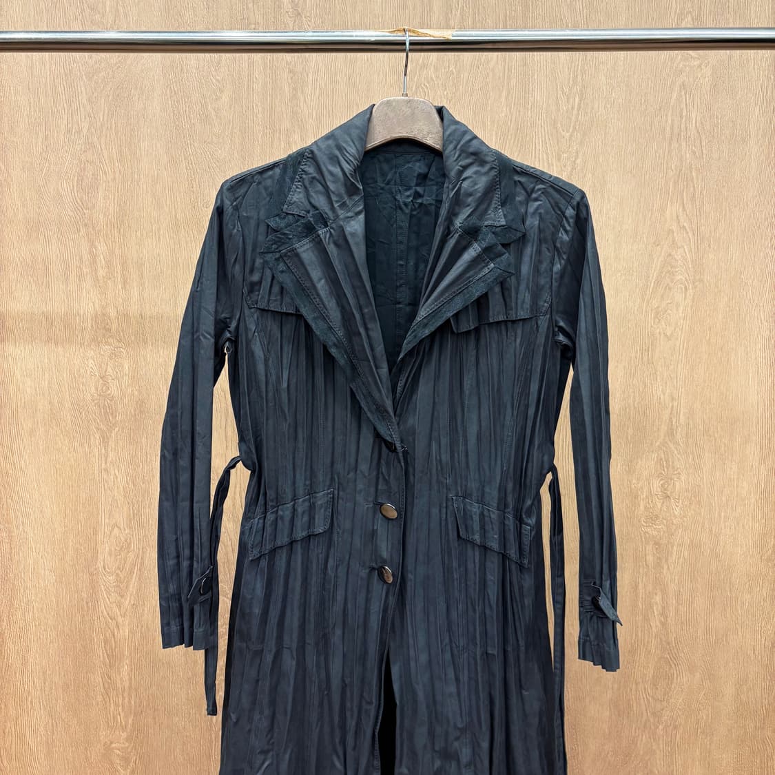 스피치오 싱글 코트 세로 플리츠 텍스처 허리 스트랩 백 요크 디테일 블랙 상품이미지4