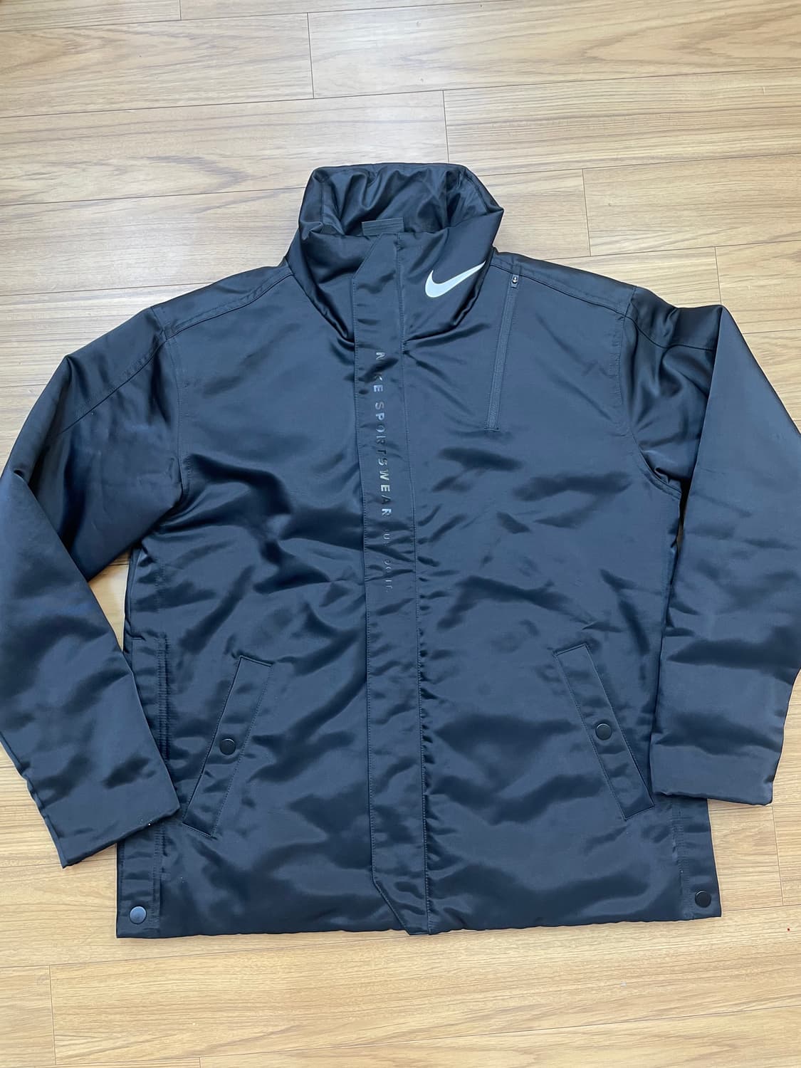 블랙 색상 나이키 바람막이 점퍼 M사이즈입니다. 겉감, 안감 모두 폴리에 상품이미지2