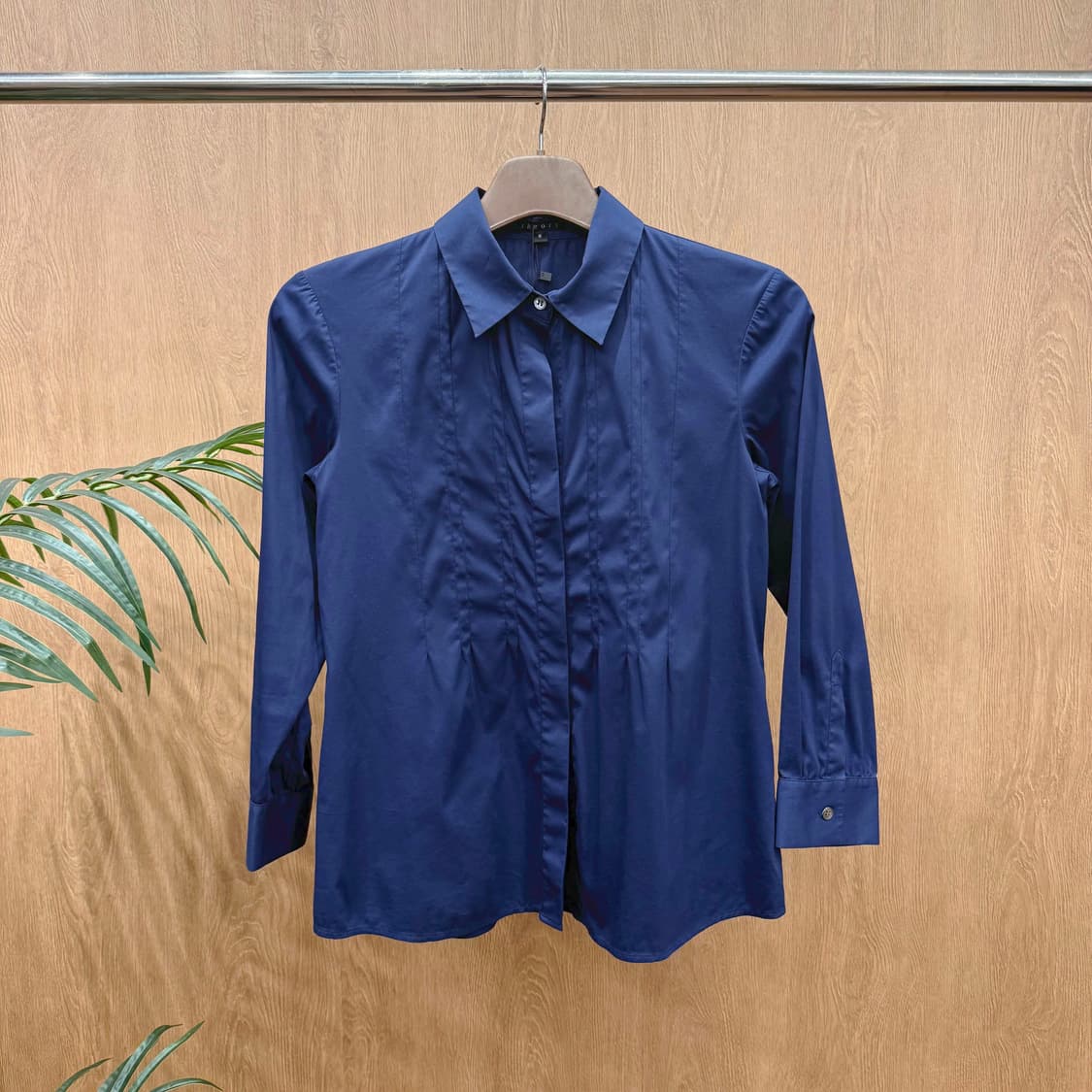 띠어리 긴팔 셔츠 전면 핀턱 디테일 블라우스 슬림핏 네이비 상품이미지1