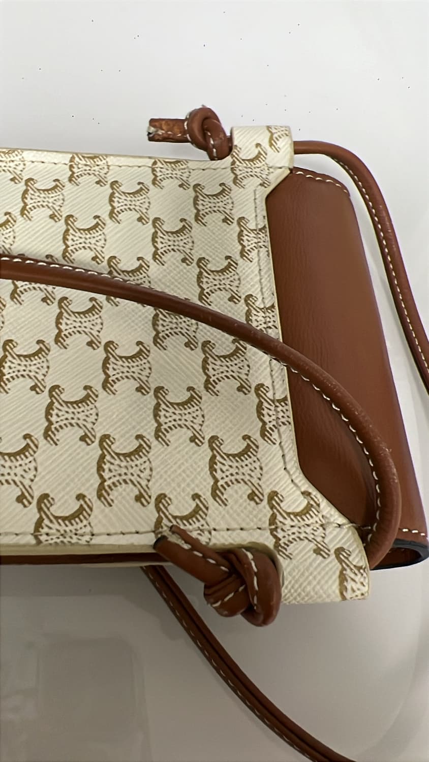 셀린느 트리오페 화이트 폰홀더백 상품이미지6