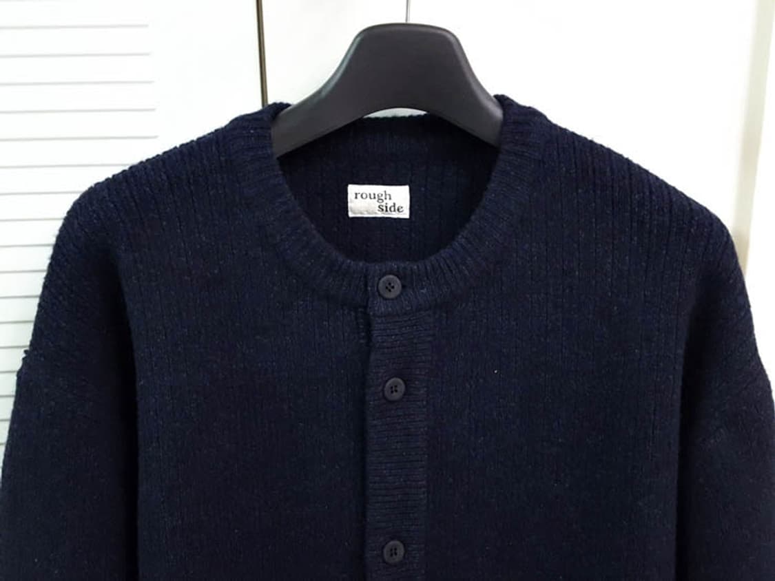 러프사이드 크루넥 니트 가디건 네이비 2
​ 상품이미지2