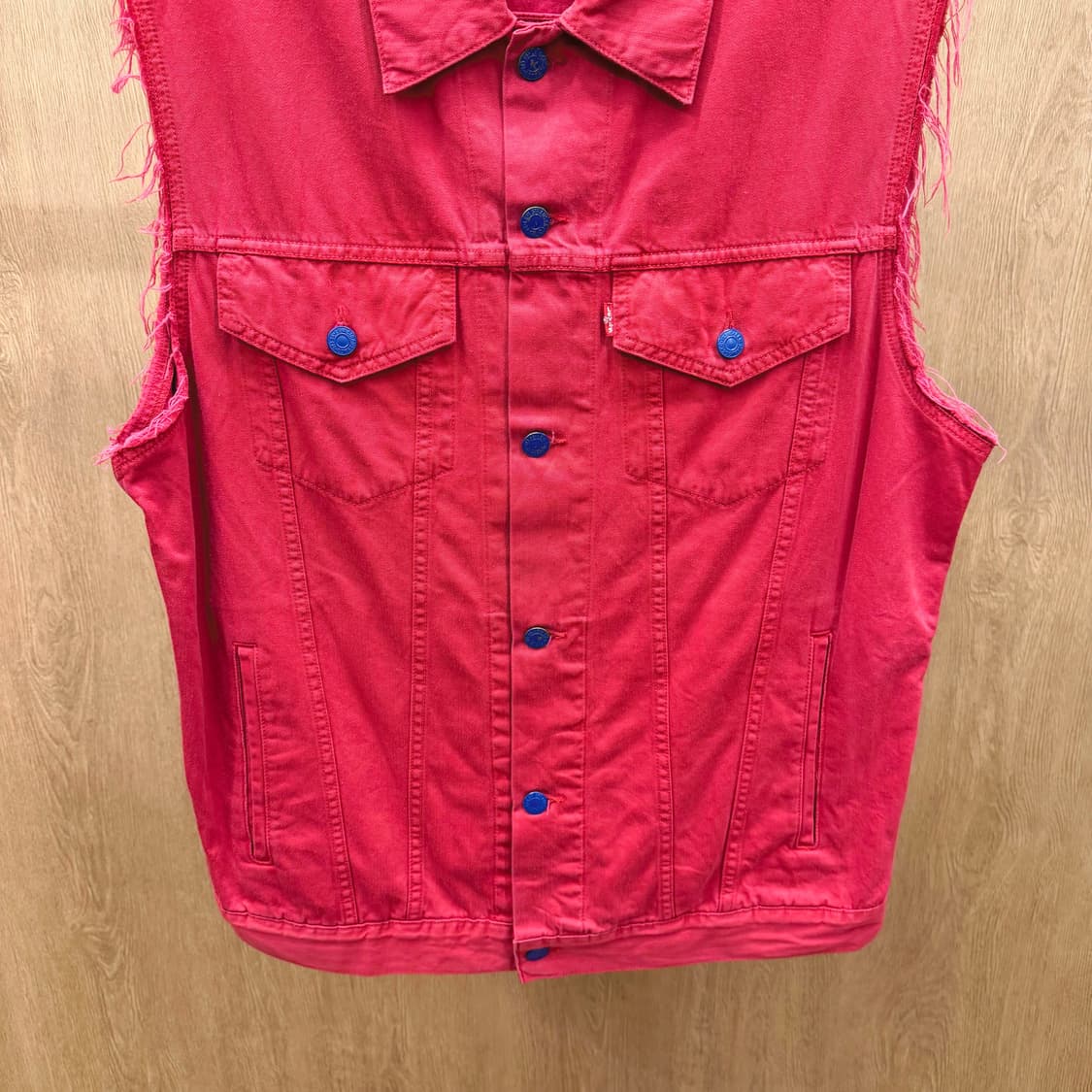 리바이스 데님 베스트 컷오프 슬리브 웨스턴 로켓 레드 탭 디테일 레드 상품이미지5