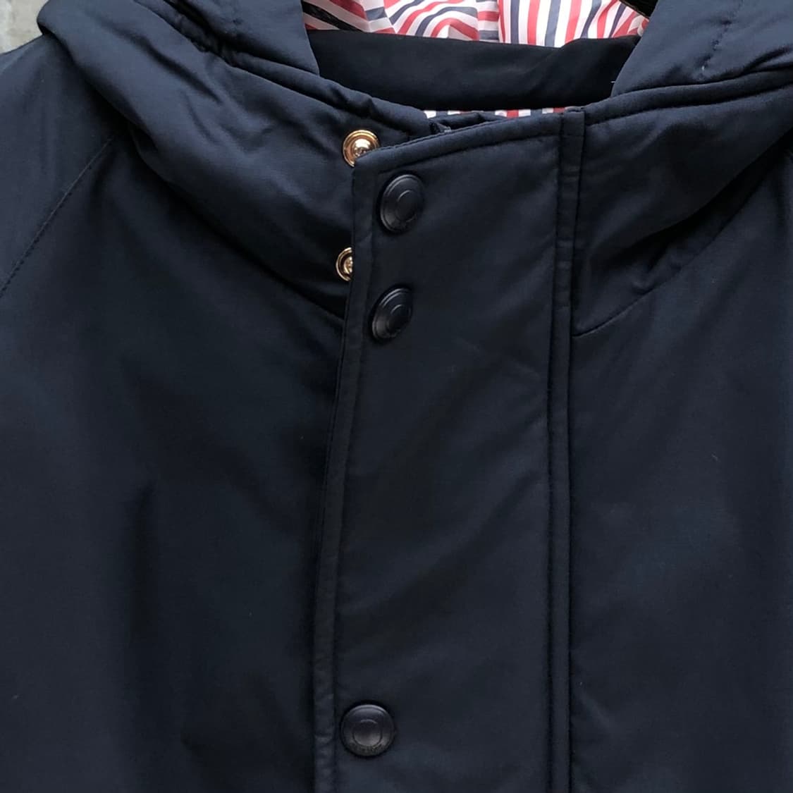 톰브라운 매트 나일론 사선 다운 코트 네이비 상품이미지5