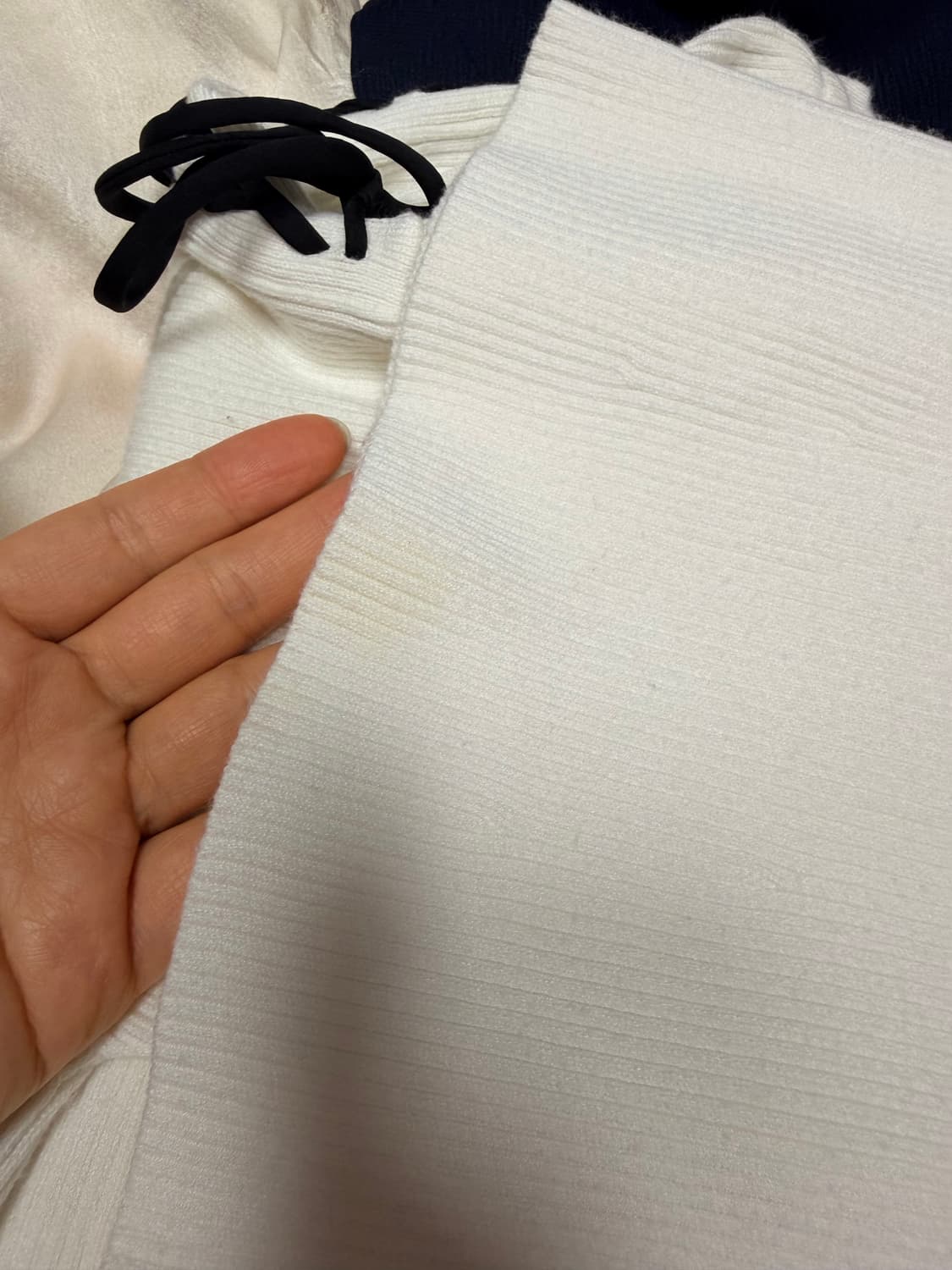 니트 블라우스 어깨 리본 나팔컷 소매 크롭 상품이미지4