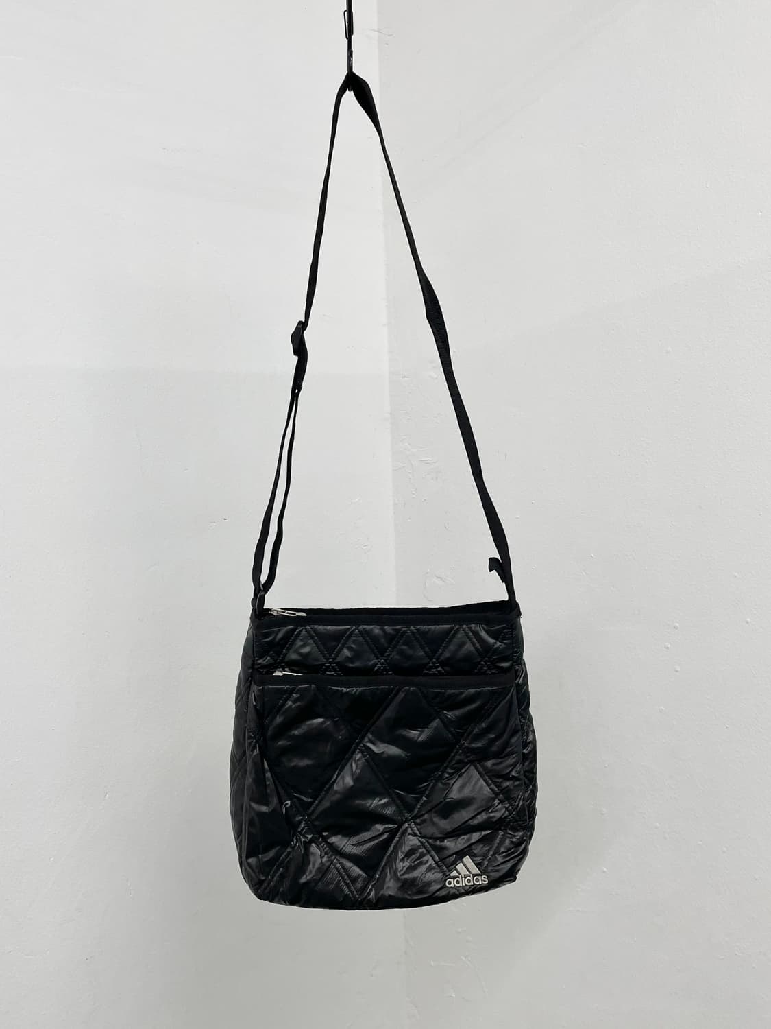 아디다스 로고 퀼팅 크로스백 상품이미지5