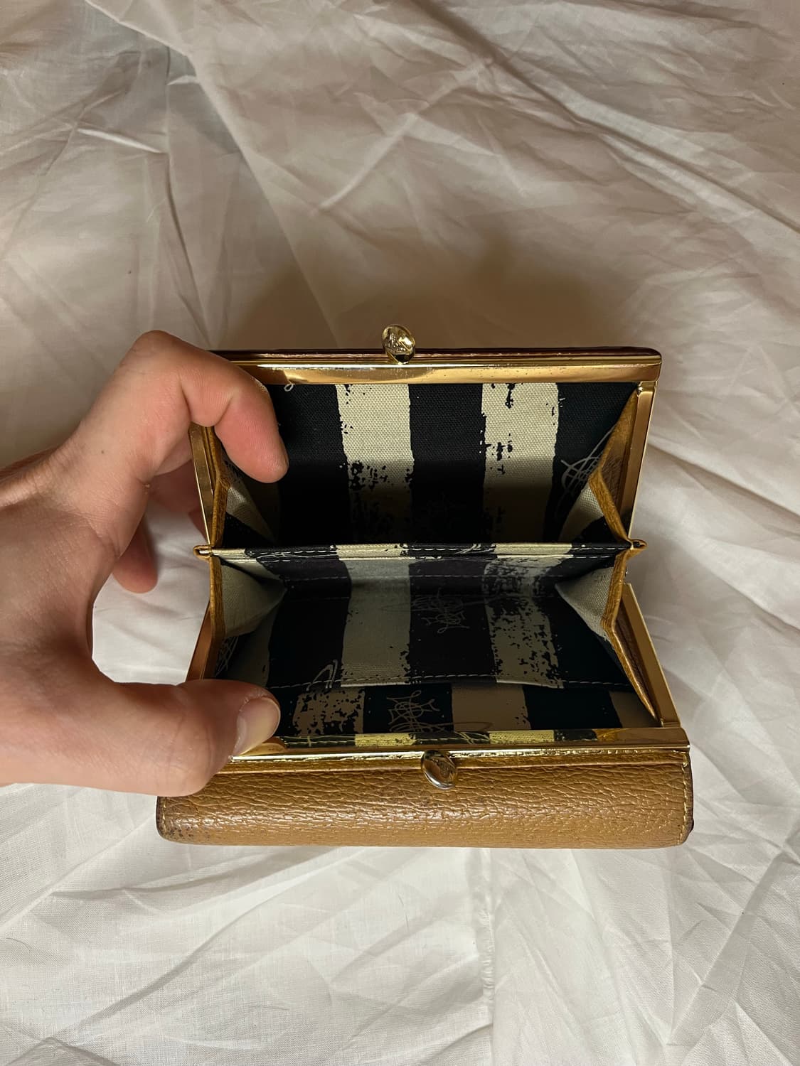 비비안 웨스트우드 탄 레더 트라이폴드 월렛 상품이미지4