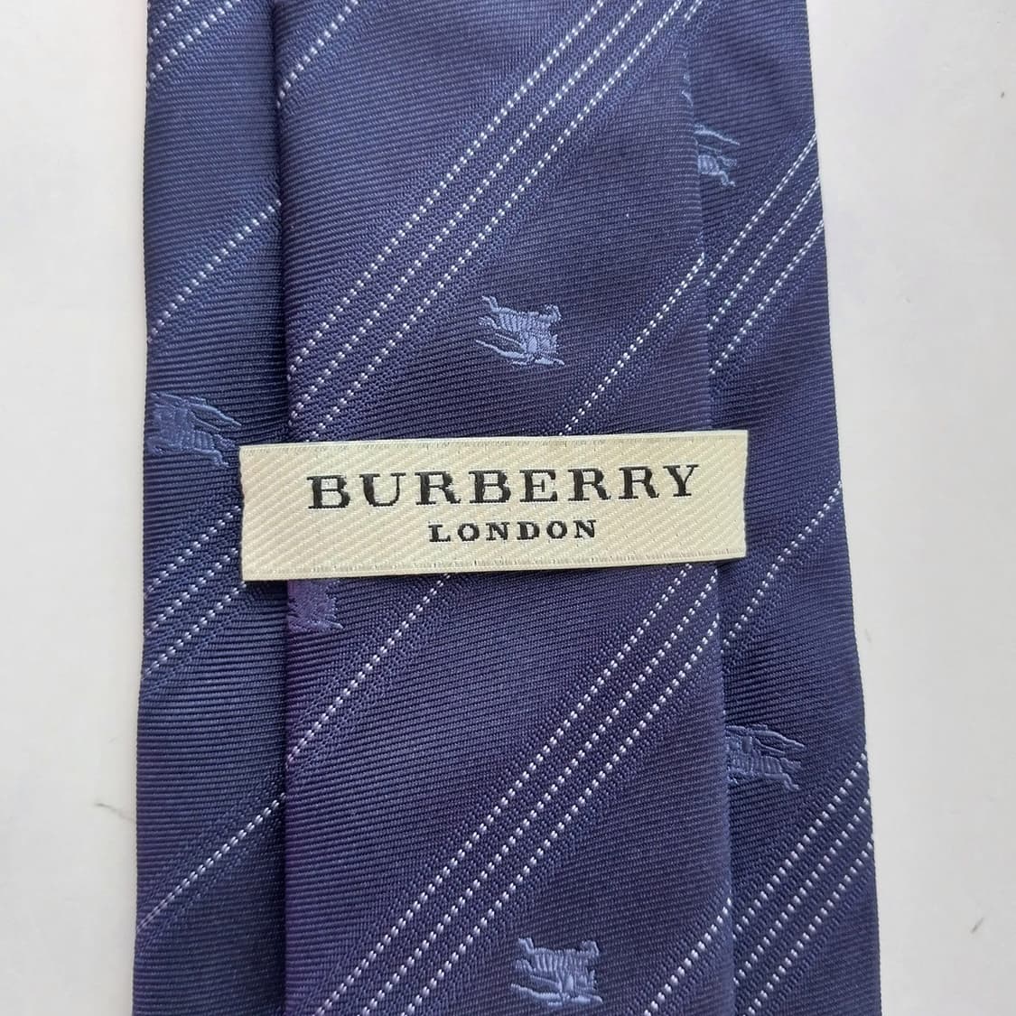 버버리 네이비 기마사 패턴 슬림 넥타이 8cm A+등급 K2553
 상품이미지8