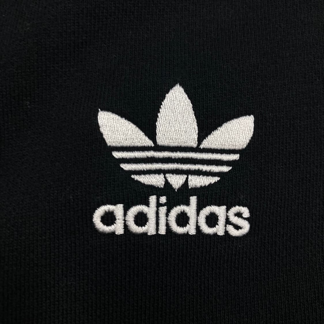아디다스 블랙 컬러 센터 로고 맨투맨 상품이미지2