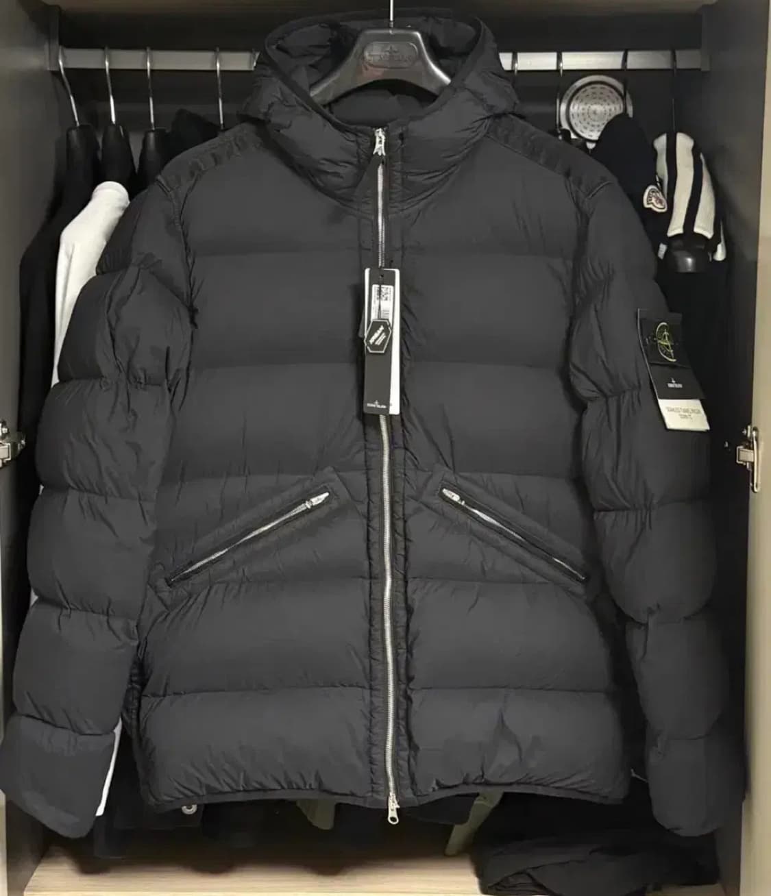 스톤아일랜드 24fw 심리스패딩 L사이즈 상품이미지1