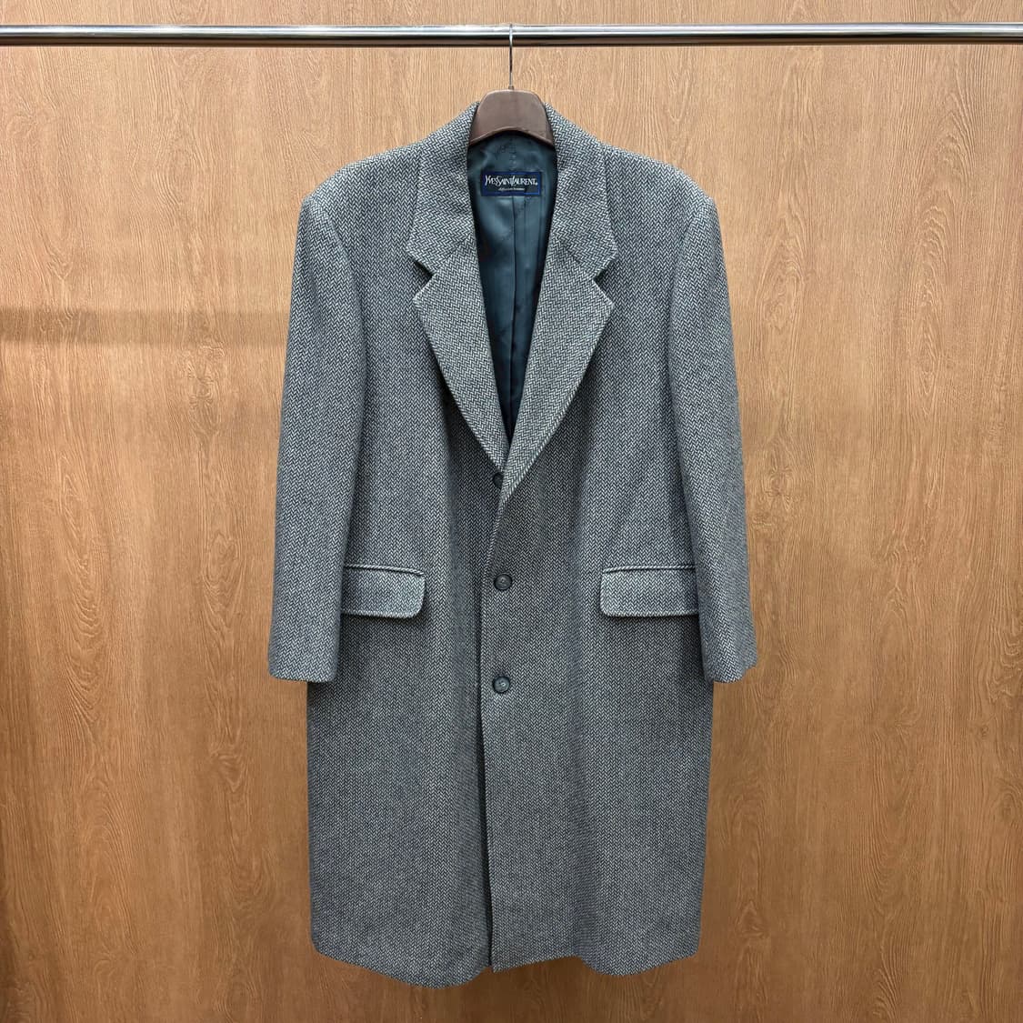  입생로랑 헤링본 테일러드 롱 코트 노치드 라펠 쓰리 버튼 디테일 그레이 상품이미지2