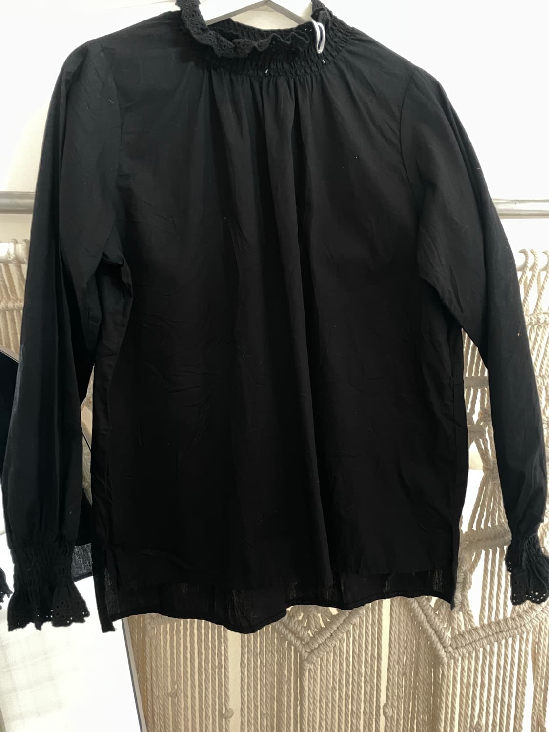 블랙 하이넥 셔링 뱅딩 블라우스 상품이미지2