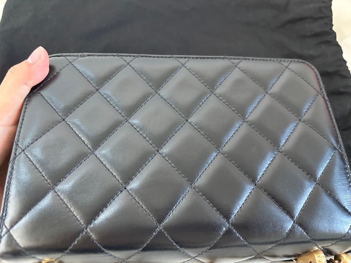 샤넬 스몰 플랩백 카프스킨 & 골드 메탈 블랙 상품이미지10