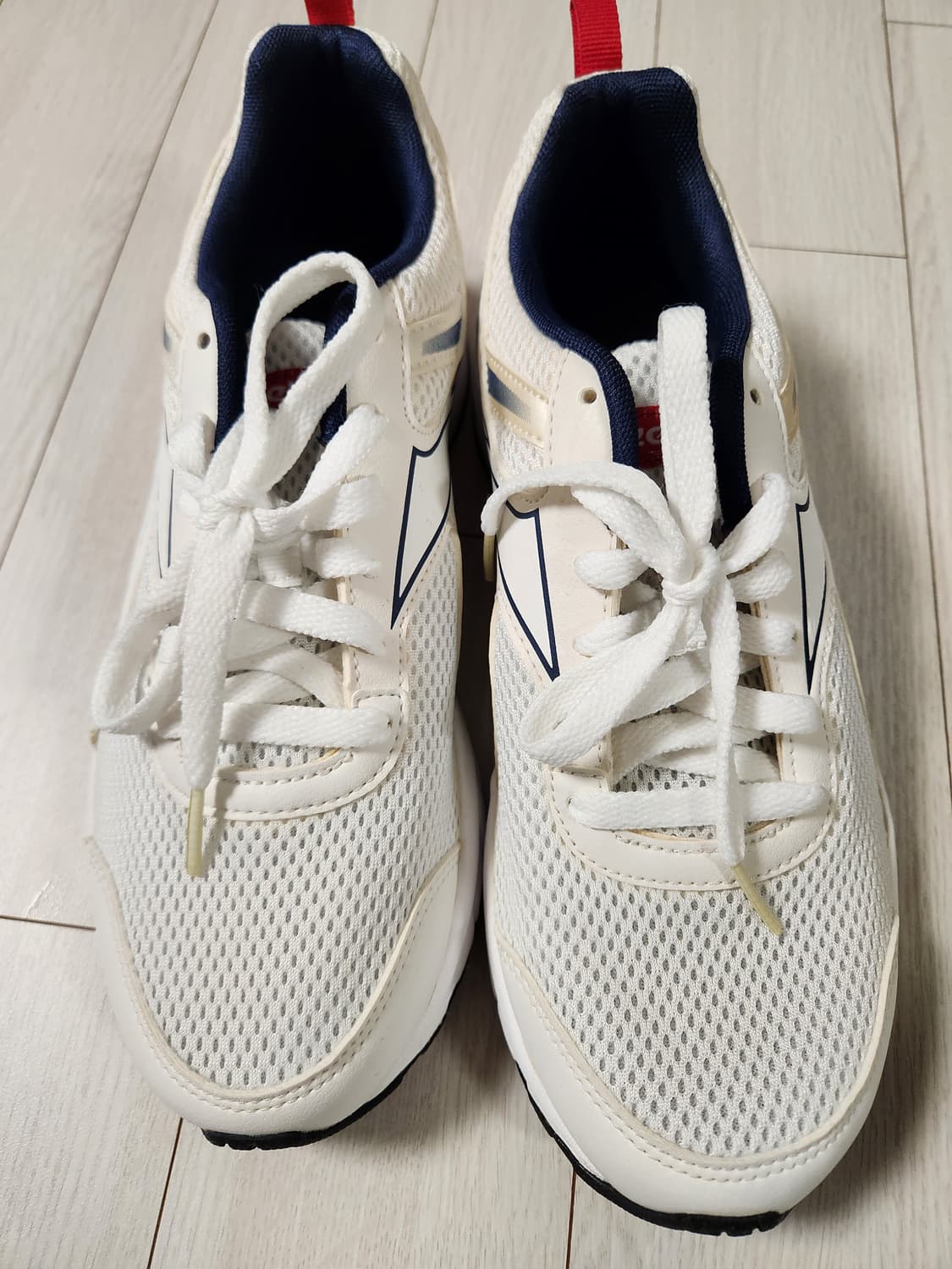 새상품급)리복 런닝화 피한 런4.0 여성운동화 사이즈240

여러 중고사 상품이미지2