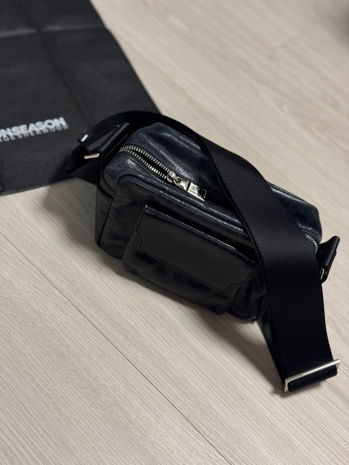 논시즌 바이 마지셔우드 버터 미디움 블랙 크로스백 상품이미지3