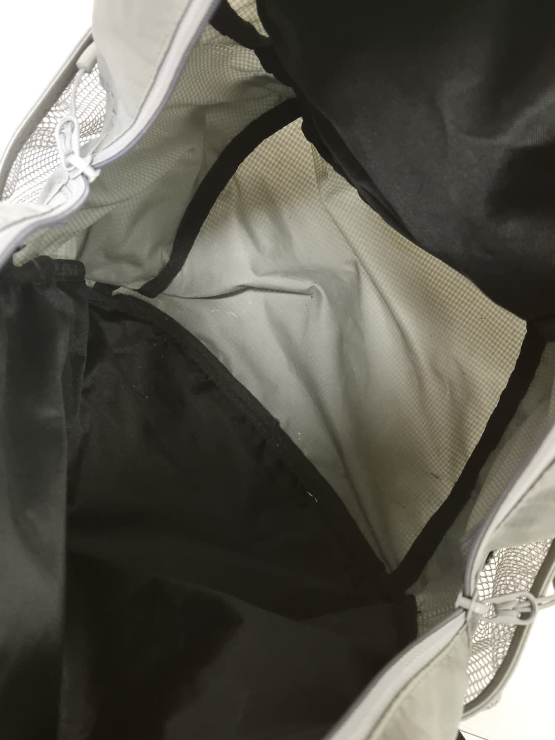 산산기어 백팩 그레이 23fw 상품이미지3