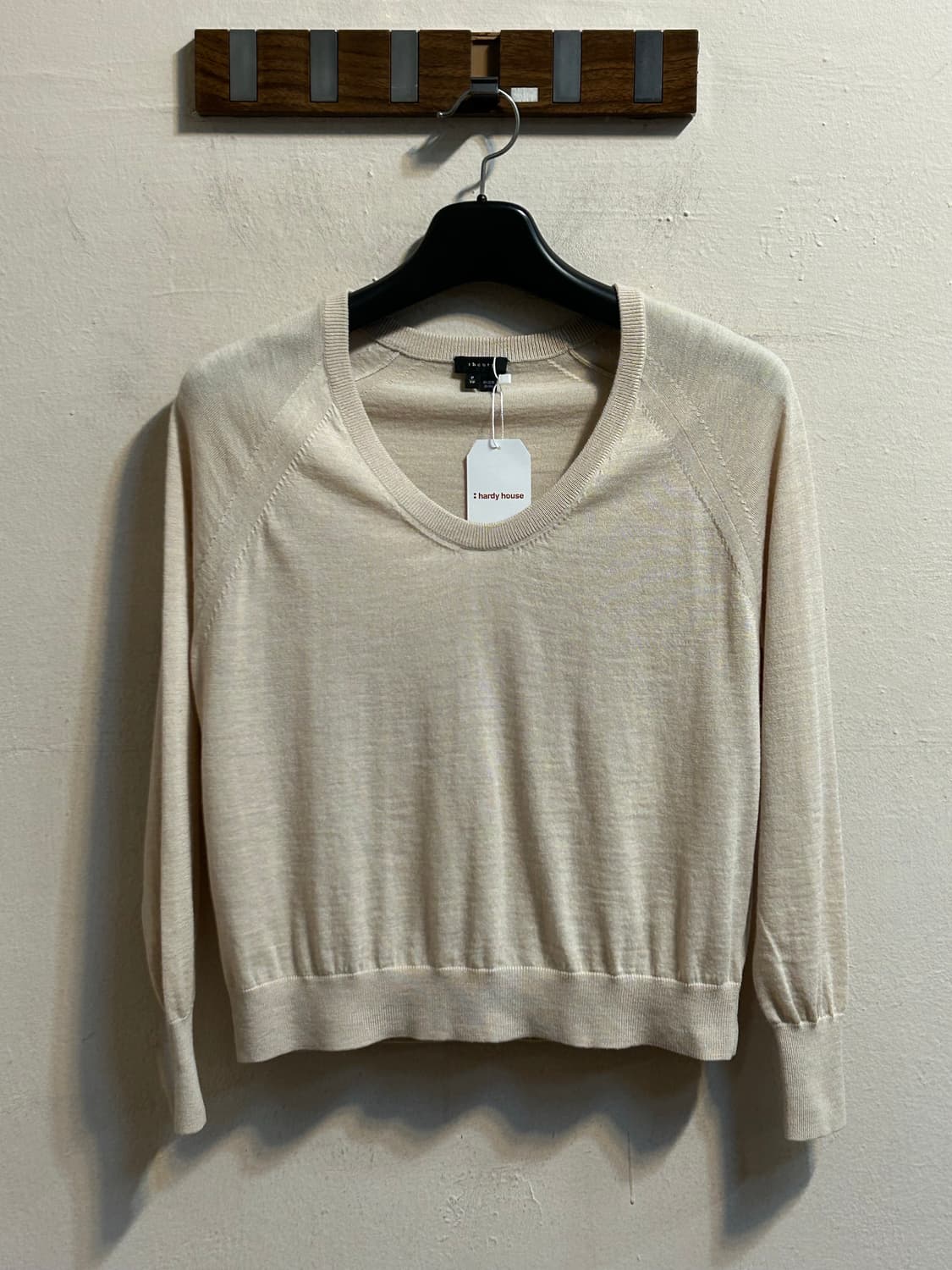 띠어리 시어 울 라운드 니트 베이지 상품이미지1