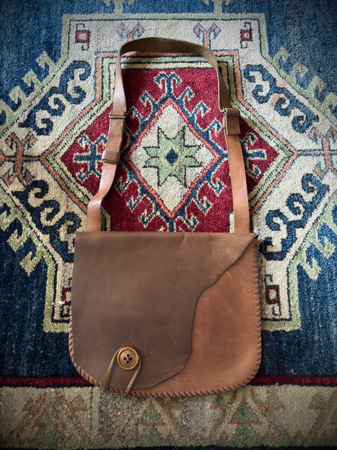 Oak wood button Amber Stitch 레더 크로스백 상품이미지3