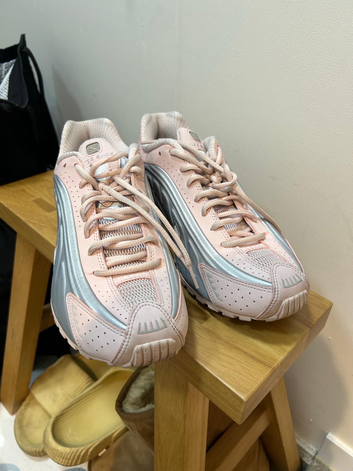 나이키 샥스 R4 베얼리 로즈 메탈릭 플래티넘 255 상품이미지2