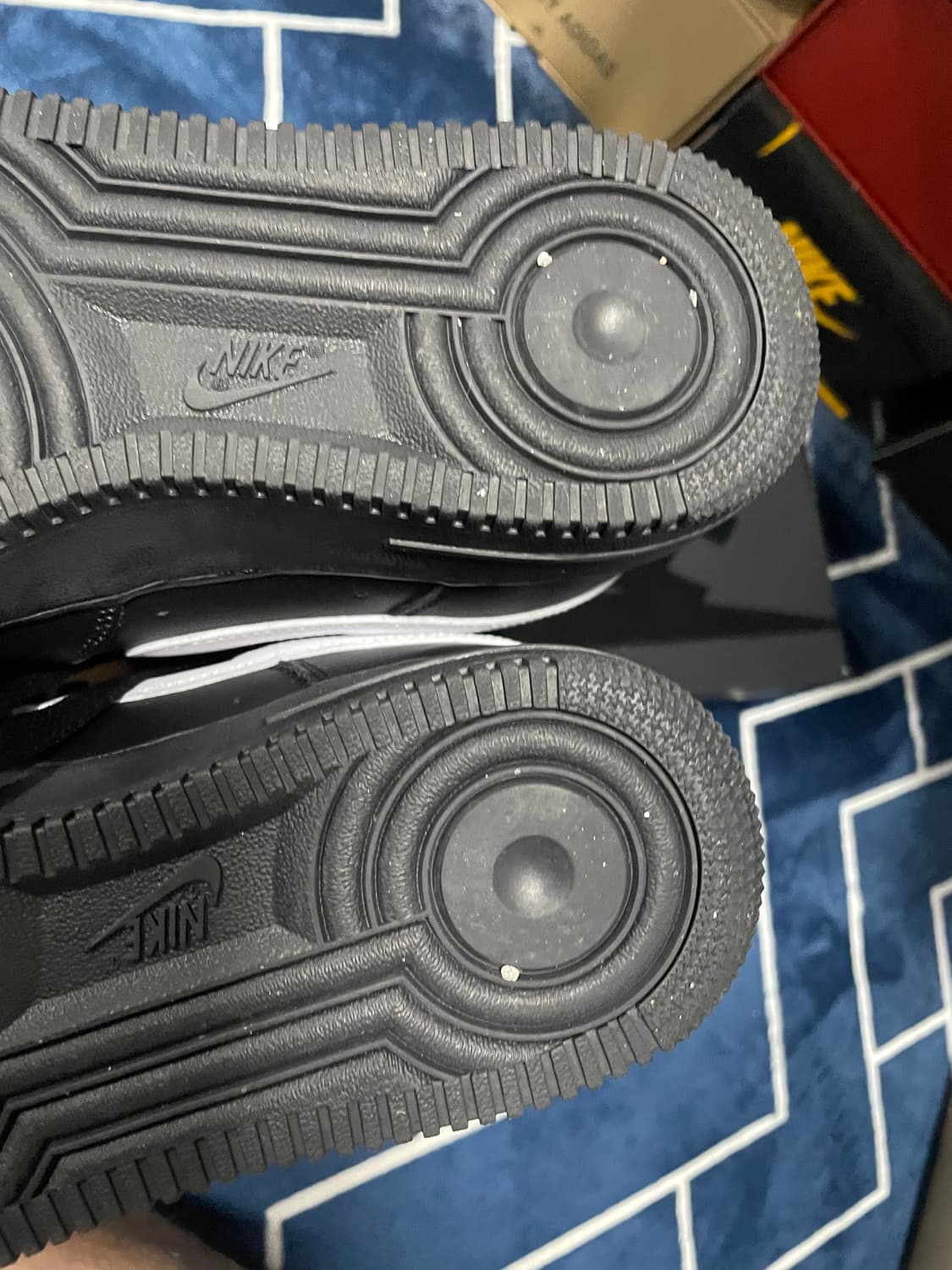 슈프림 에어포스 검흰 270 상품이미지5