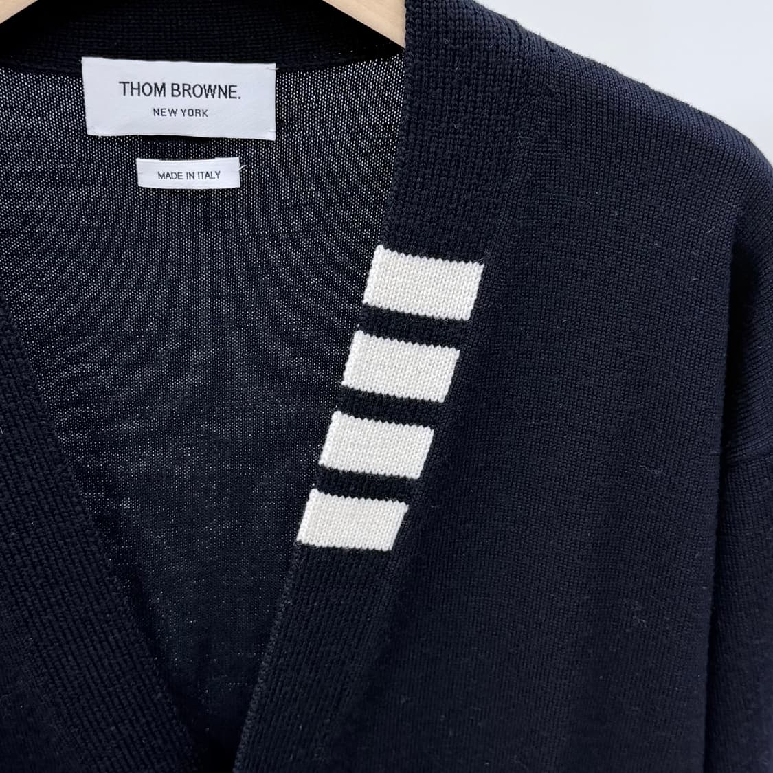 [S+급/00] 톰브라운 사선 브이넥 오버핏 가디건 네이비 상품이미지2