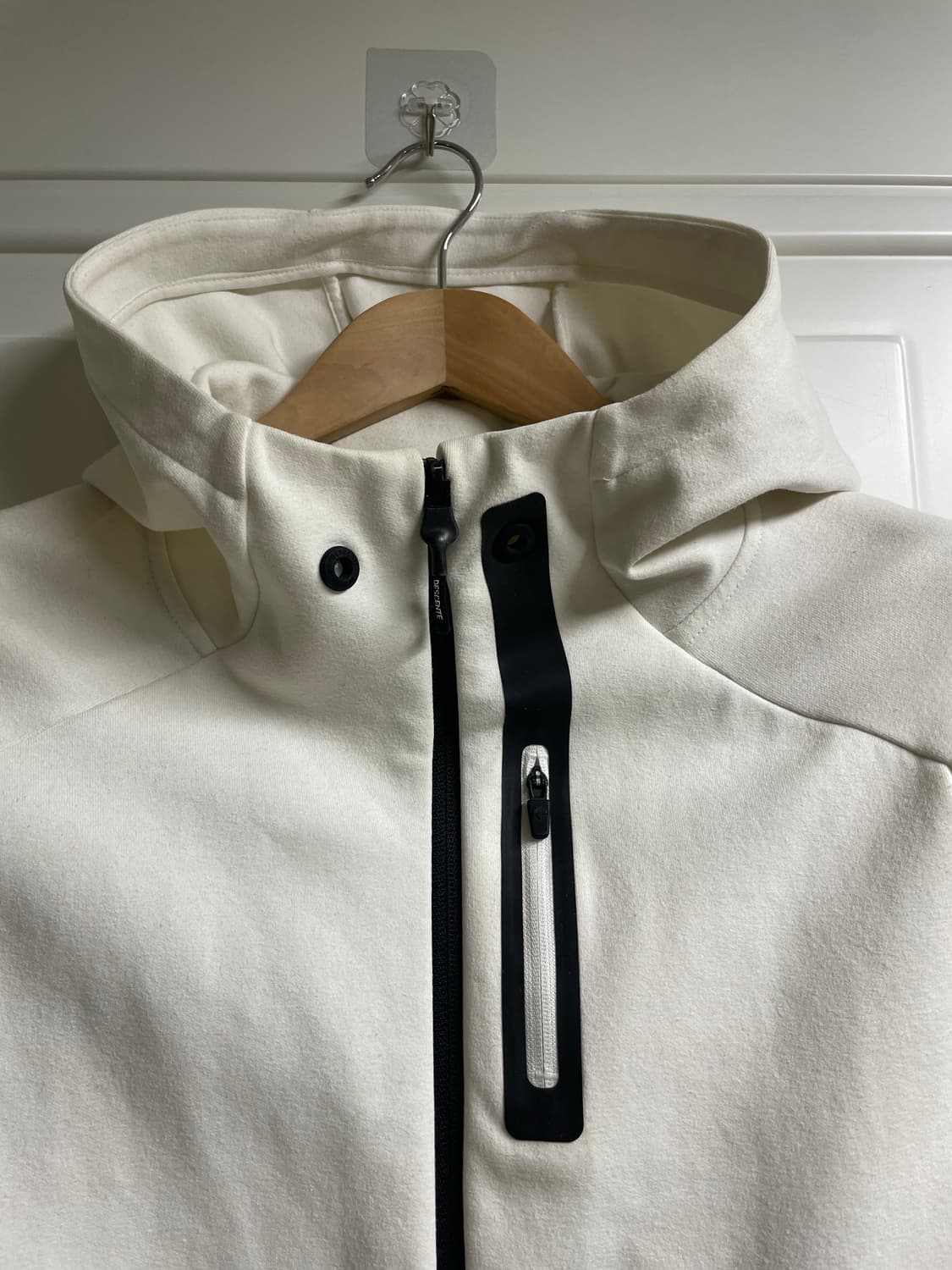 데상트 화이트 후드집업 상품이미지4