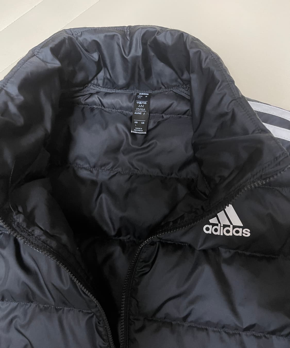 아디다스 에센셜 다운 패딩 블랙 상품이미지4