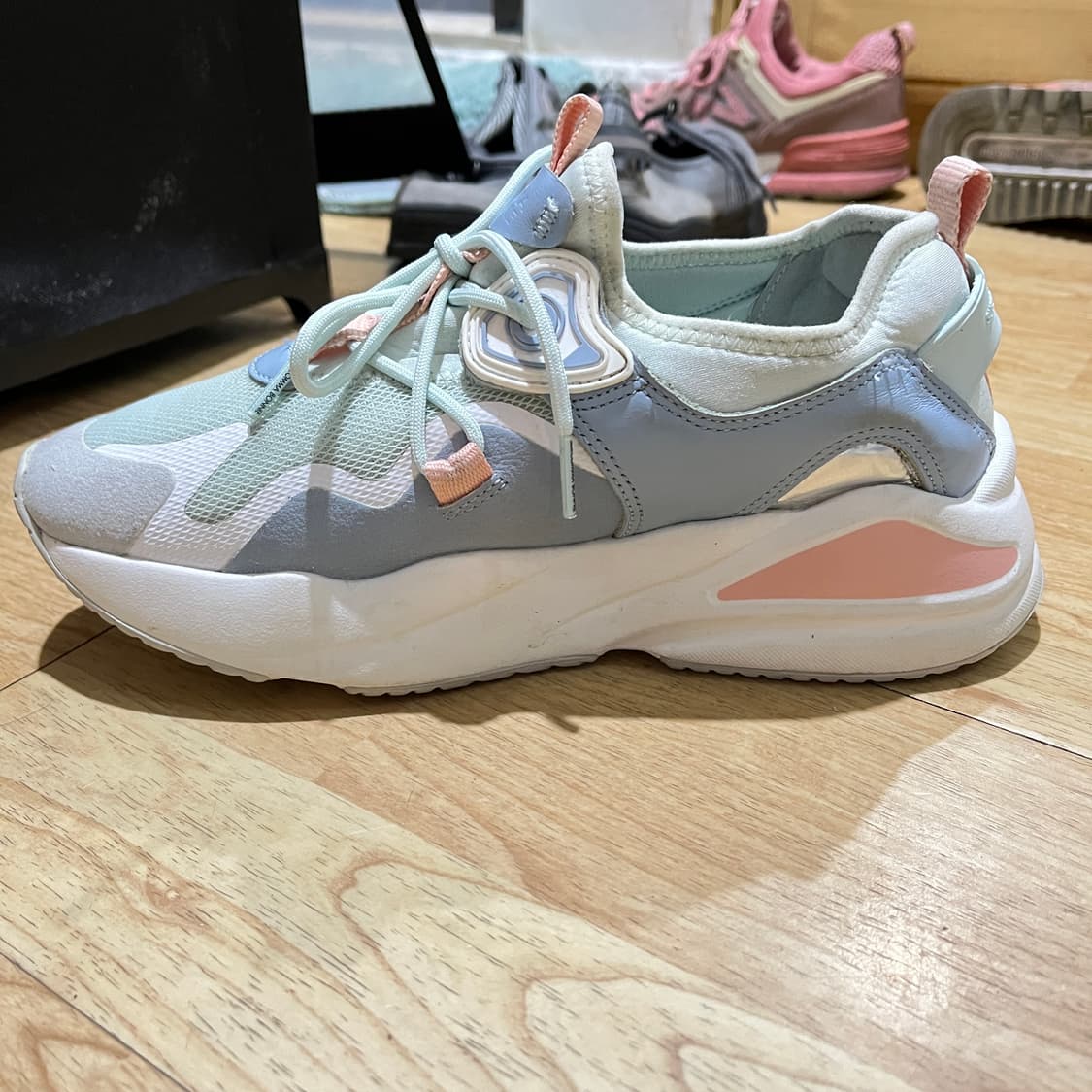 (245mm) 슈콤마보니 푸에고 스니커즈 (청하 착용) 상품이미지2