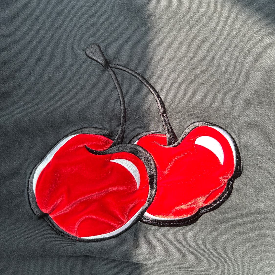 키르시 블랙 빅체리 맨투맨 상품이미지5