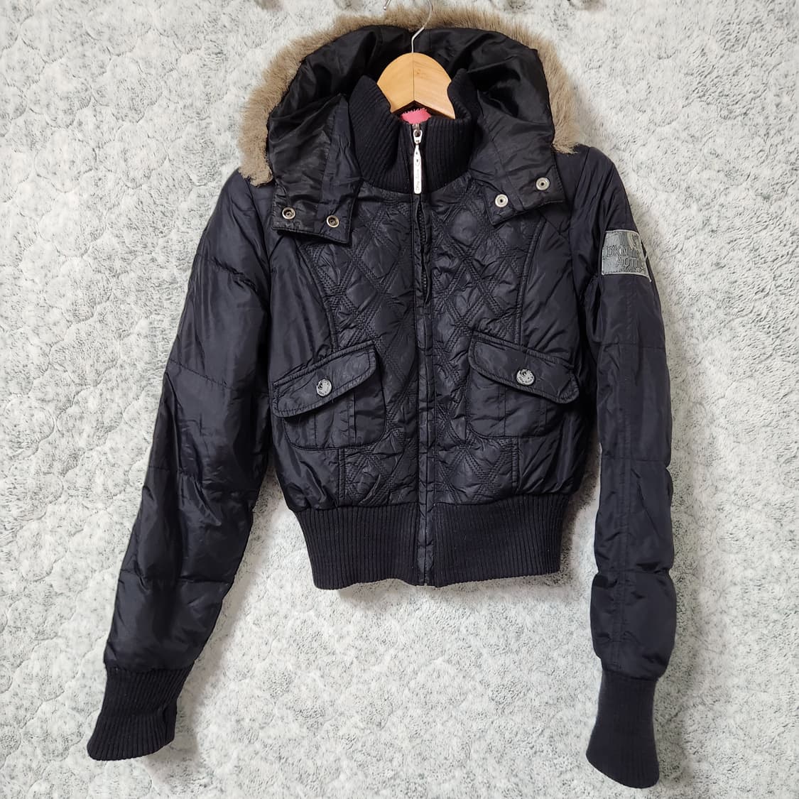 H964 [XS] Dkny 엑티브 올드스쿨 퍼 크롭 패딩 상품이미지1