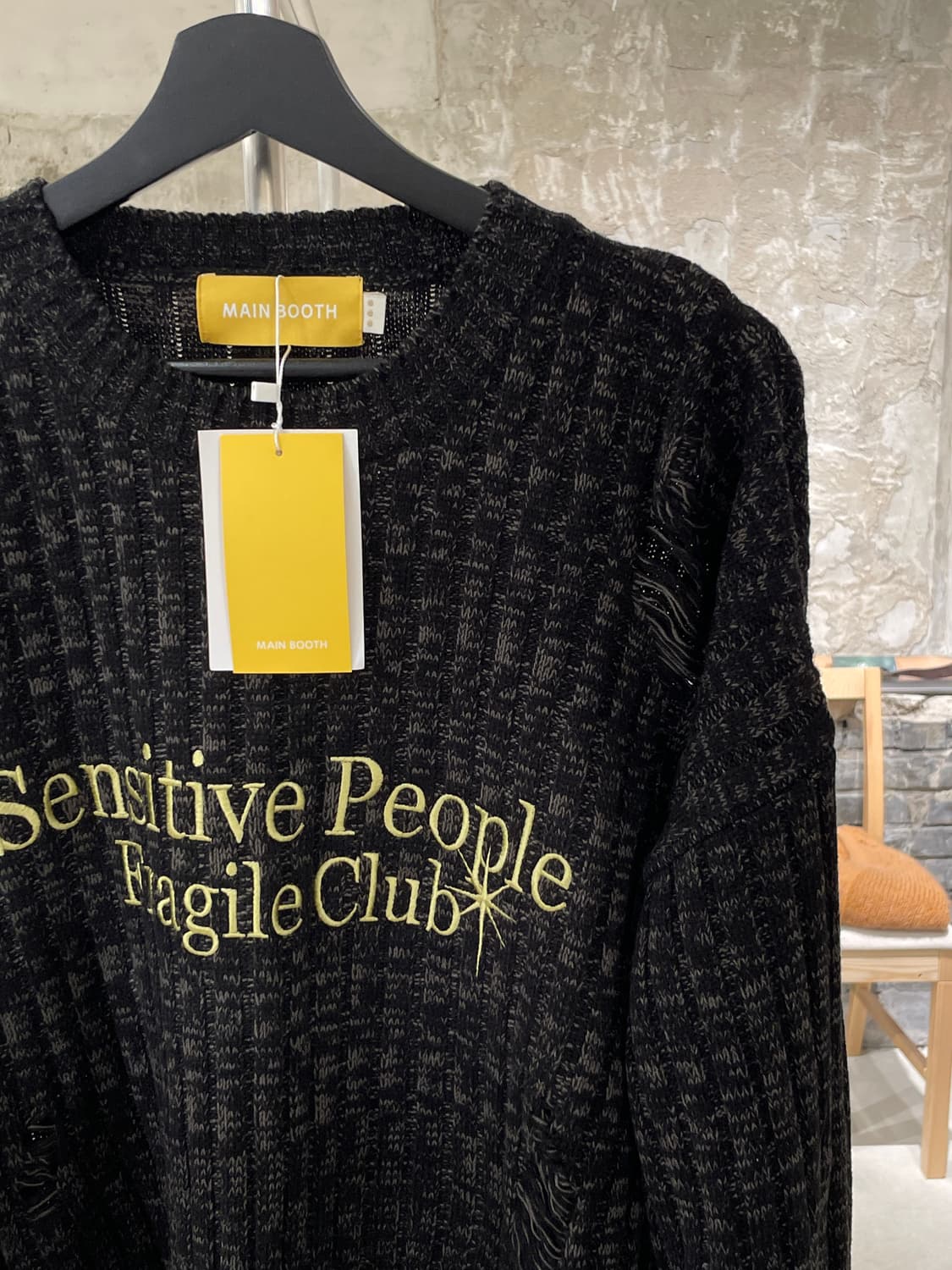 메인부스 블랙 프래자일 클럽 데미지 스웨터 상품이미지3