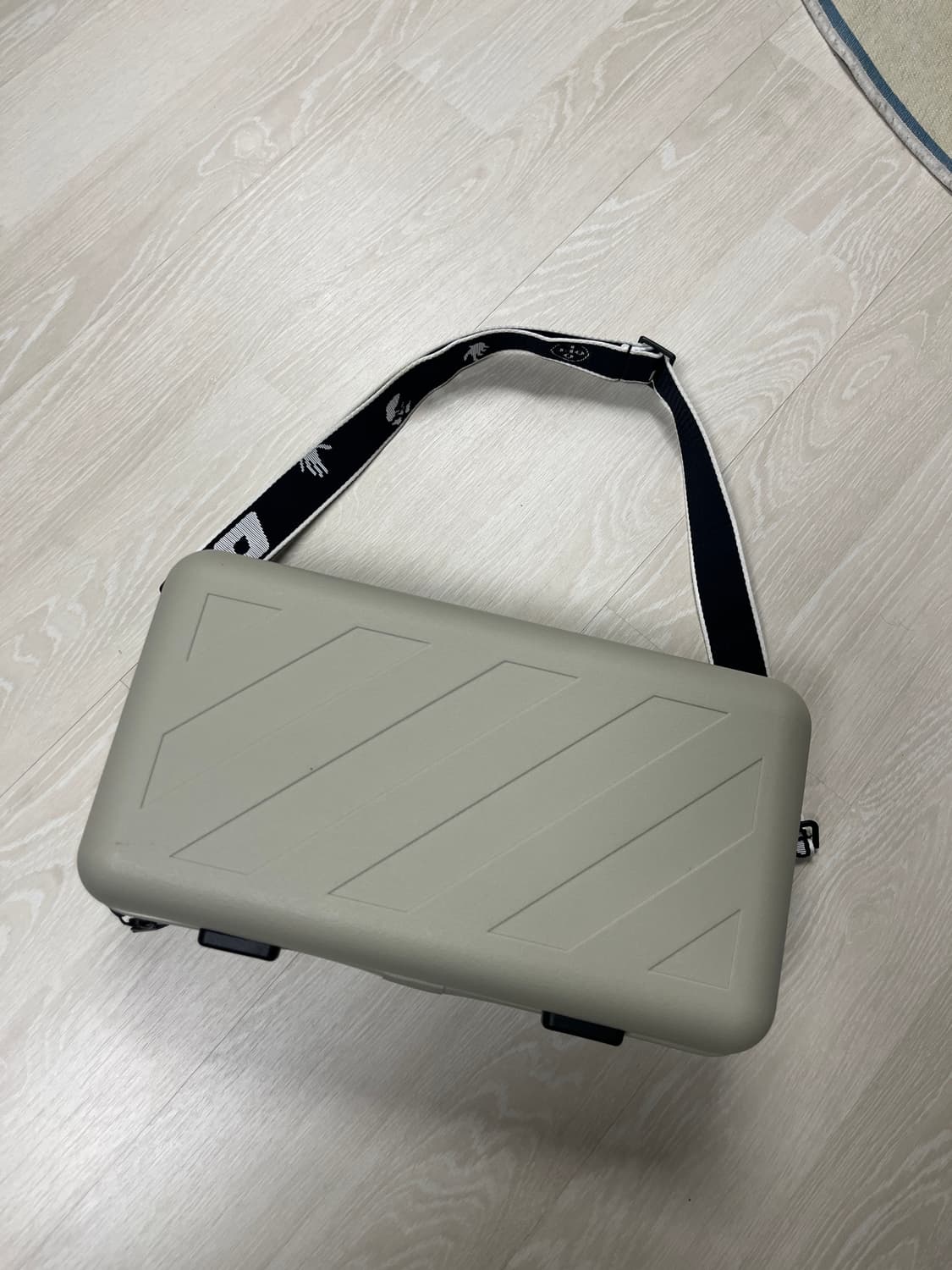 오프화이트x아모레퍼시픽 하드케이스 가방 상품이미지1