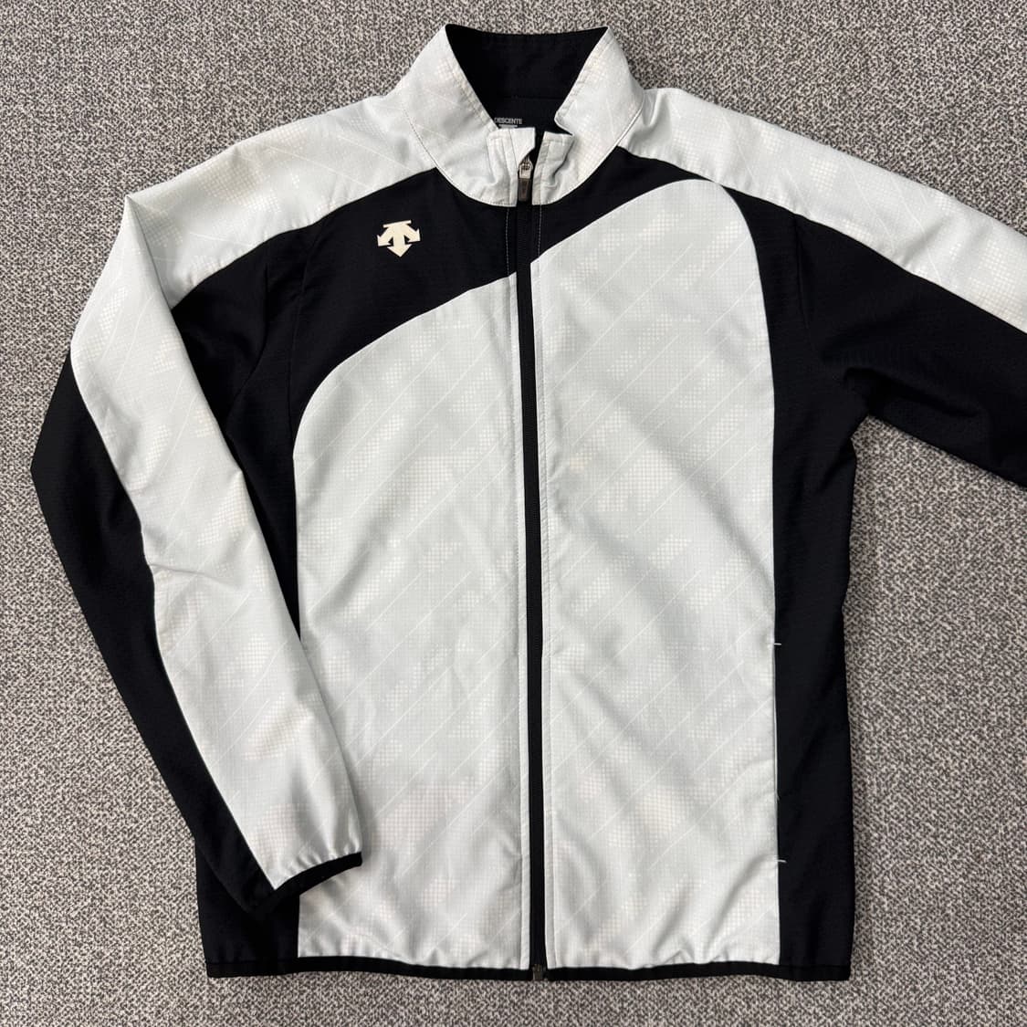 데상트 런닝 트레이닝 자켓 상품이미지1