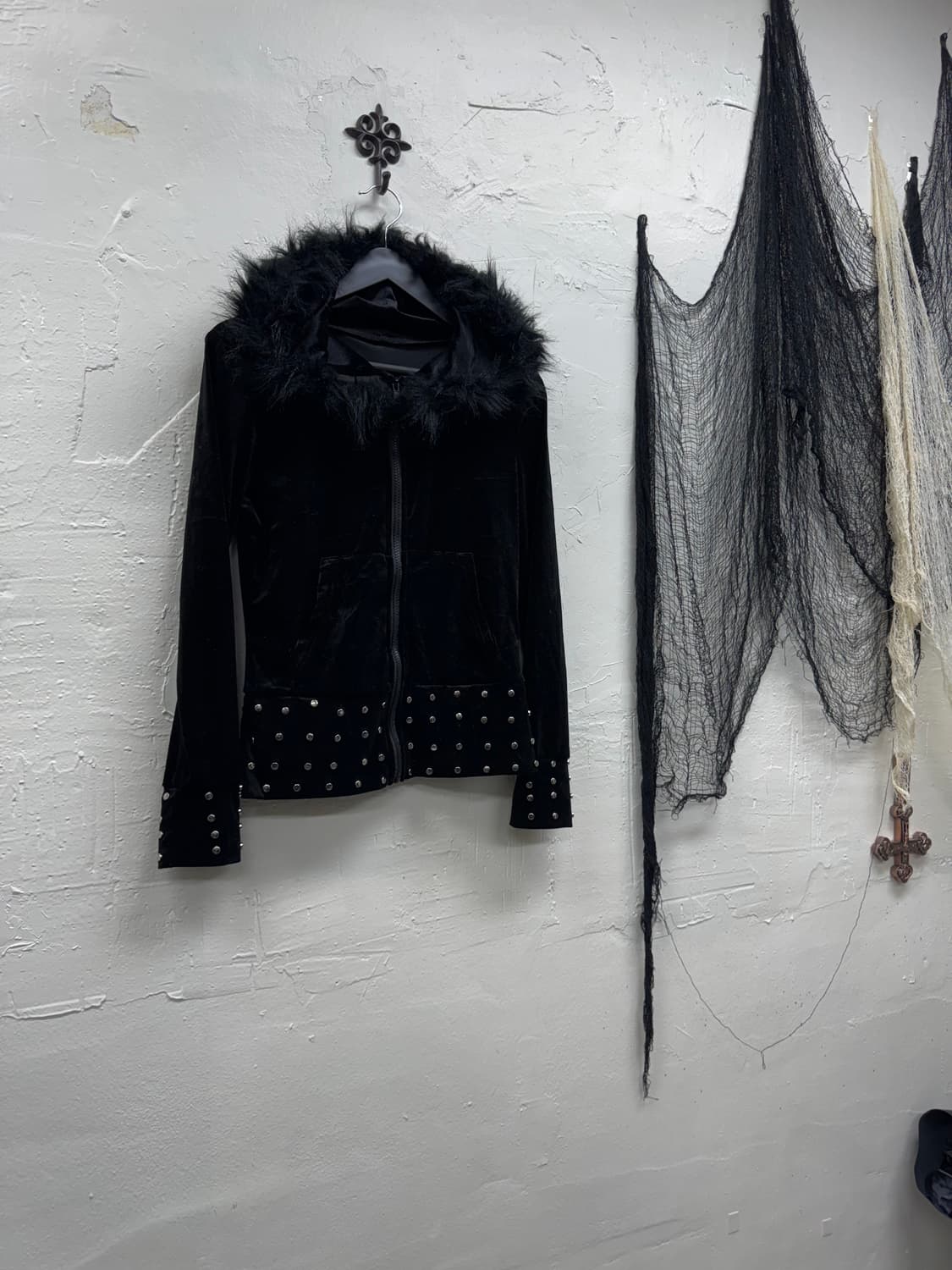 Unknown crow fur stud hoodie 상품이미지1
