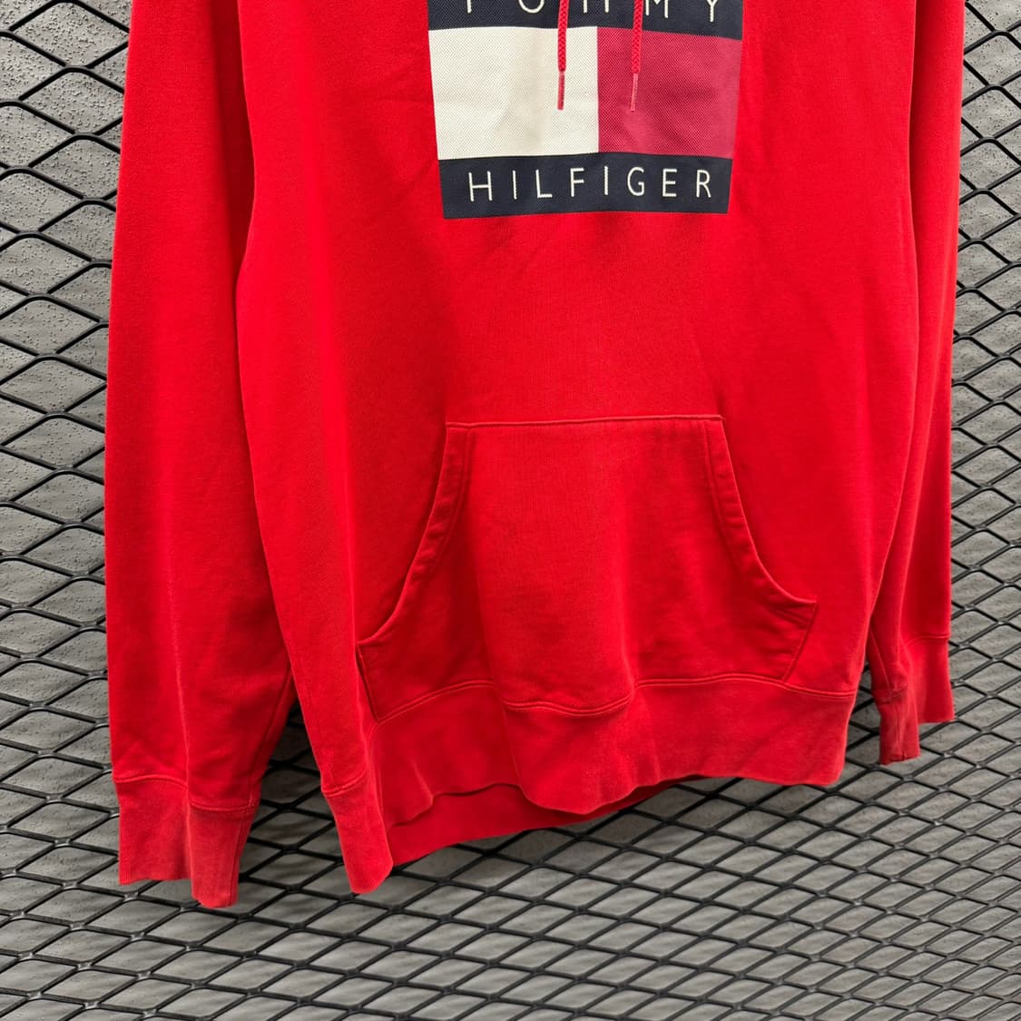 타미힐피거 빅로고 후드티 비비드컬러 엠보싱 프린팅 디테일 레드 상품이미지4