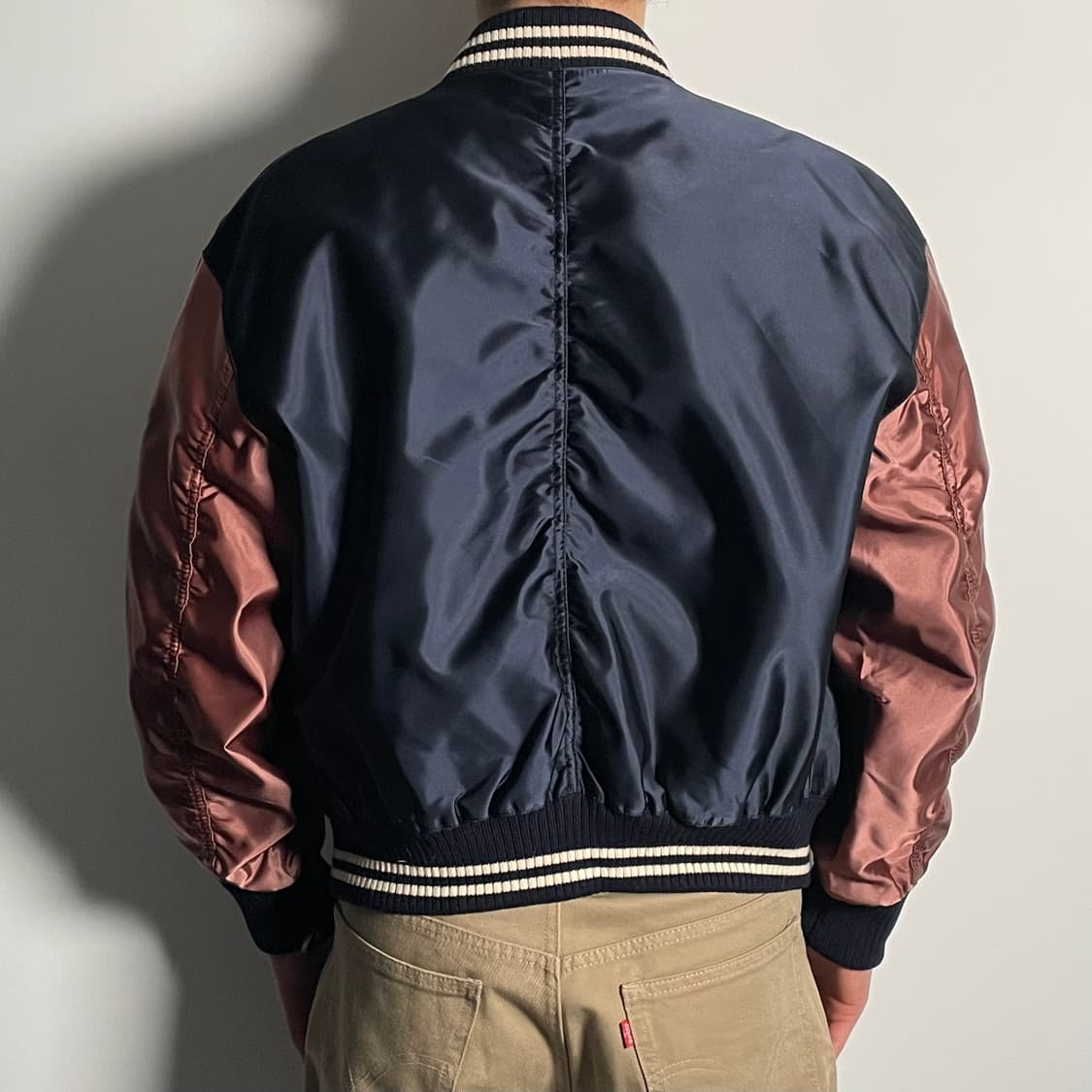 미우미우 플라밍고 유광 바시티자켓 (on.60) 상품이미지5