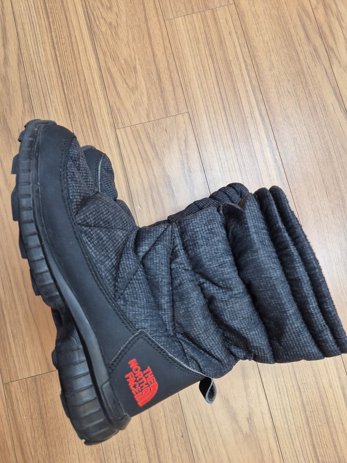 210mm 사이즈 노스페이스 키즈 패딩 부츠 블랙 색상입니다. 옆에 지퍼 상품이미지2