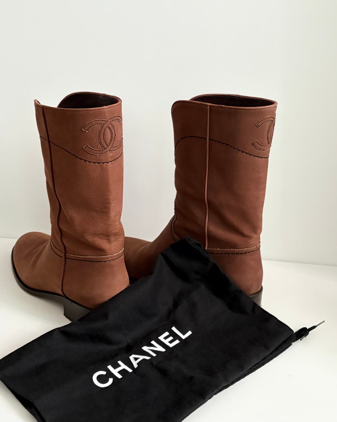 CHANEL 샤넬 CC 로고 웨스턴 미들 부츠 361/2 브라운 상품이미지1