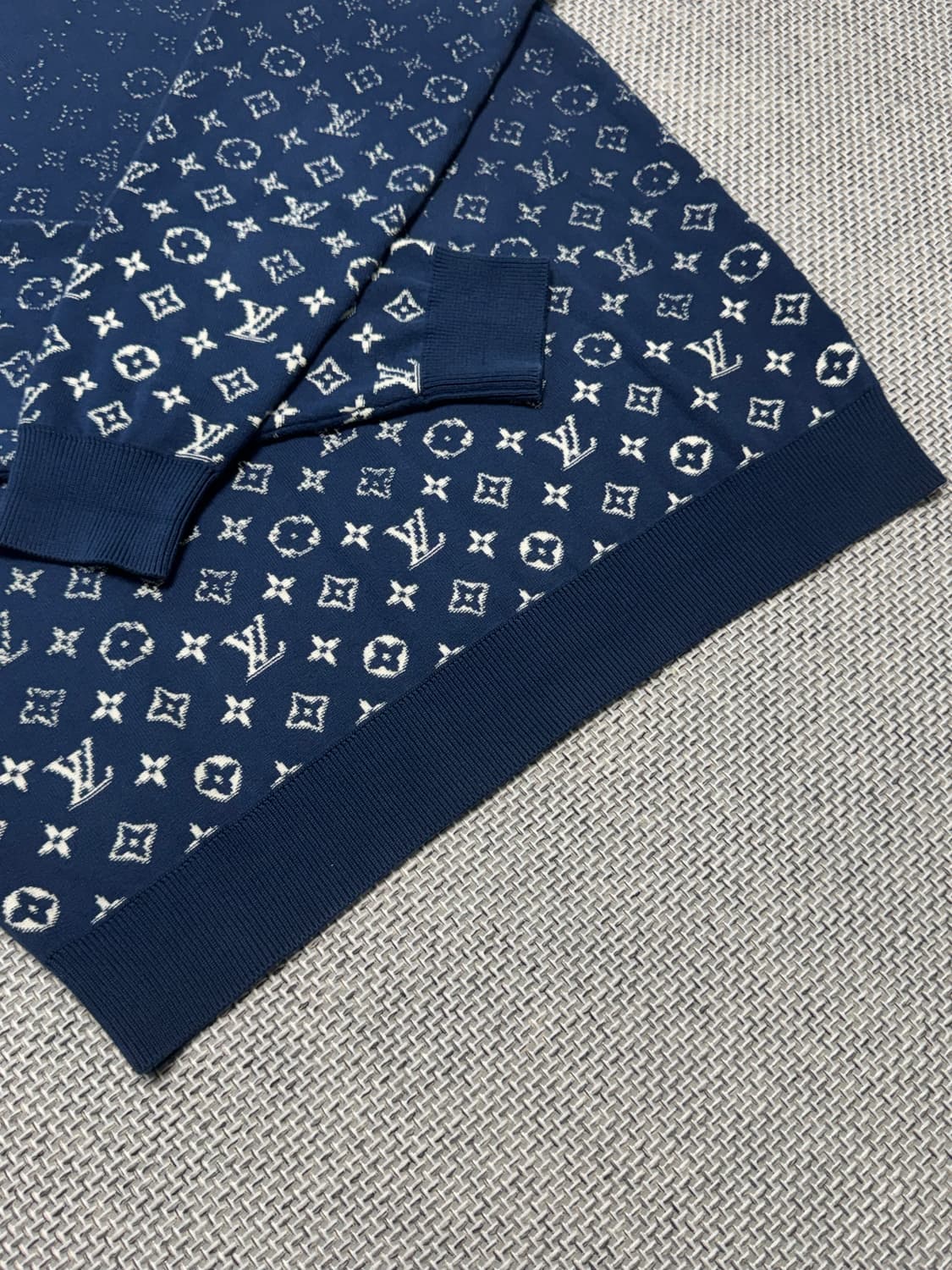 루이비통 그라디언트 모노그램 니트 상품이미지2