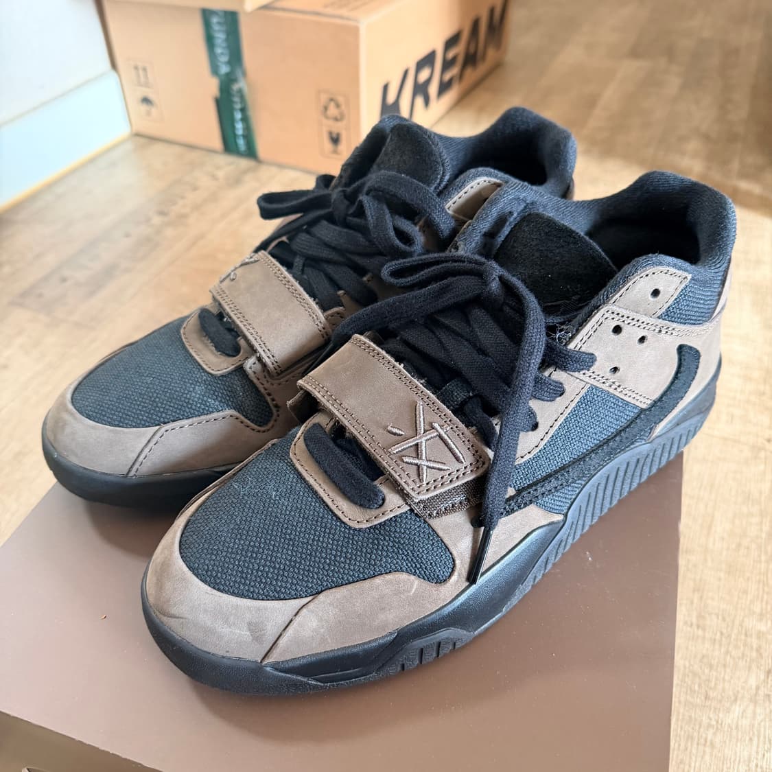 [275] 조던 x 트래비스 스캇 점프맨 잭 TR 블랙 앤 다크 모카 상품이미지1