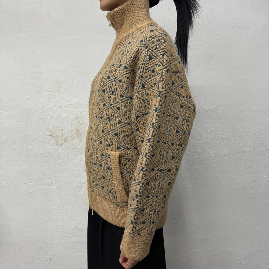 소어트(soerte) 22AW 베이지 자카드 하이넥 드라이버 니트 집업 상품이미지2