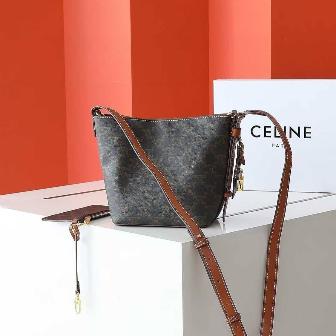 셀린느(Celine) 스몰 버킷 인 트리옹프 캔버스 & 카프스킨 백 상품이미지2