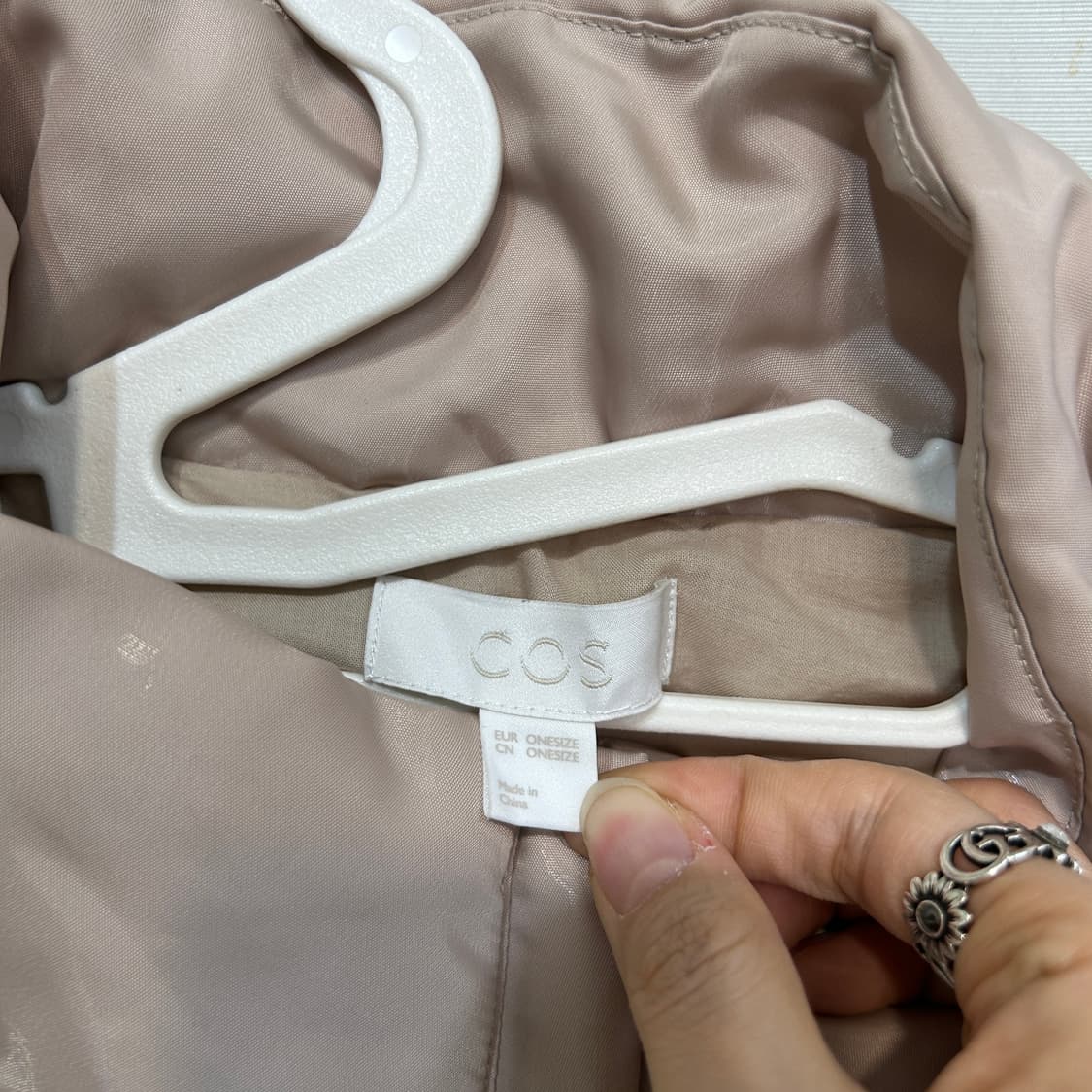 COS 코스 글로시 경량 크롭 조끼패딩 ONE사이즈 상품이미지2