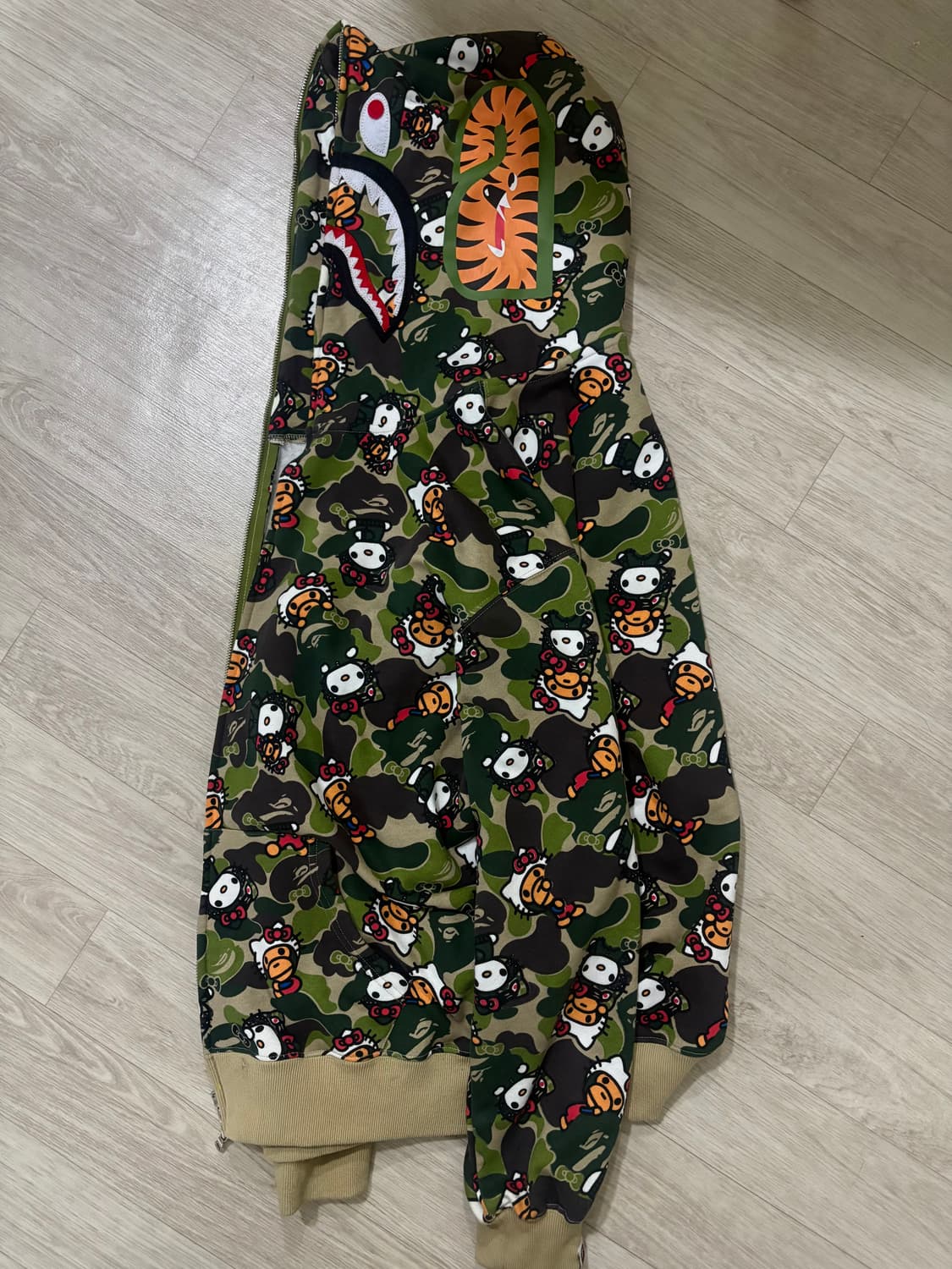 베이프 산리오 후드집업 상품이미지2