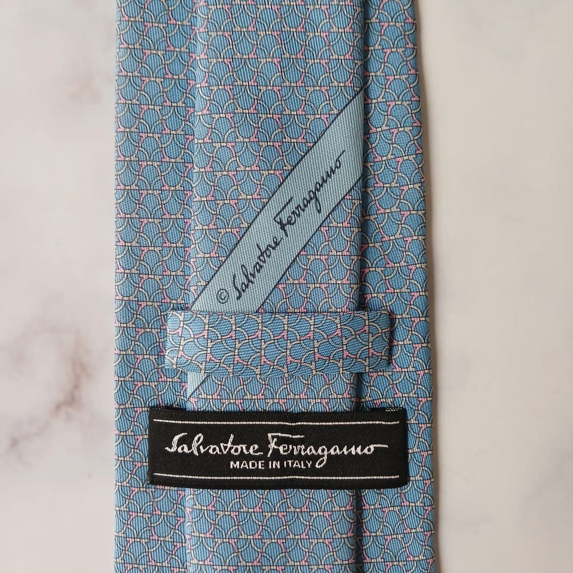 살바토레 페라가모 실크 블루 패턴 넥타이 8cm B등급 E725
 상품이미지5